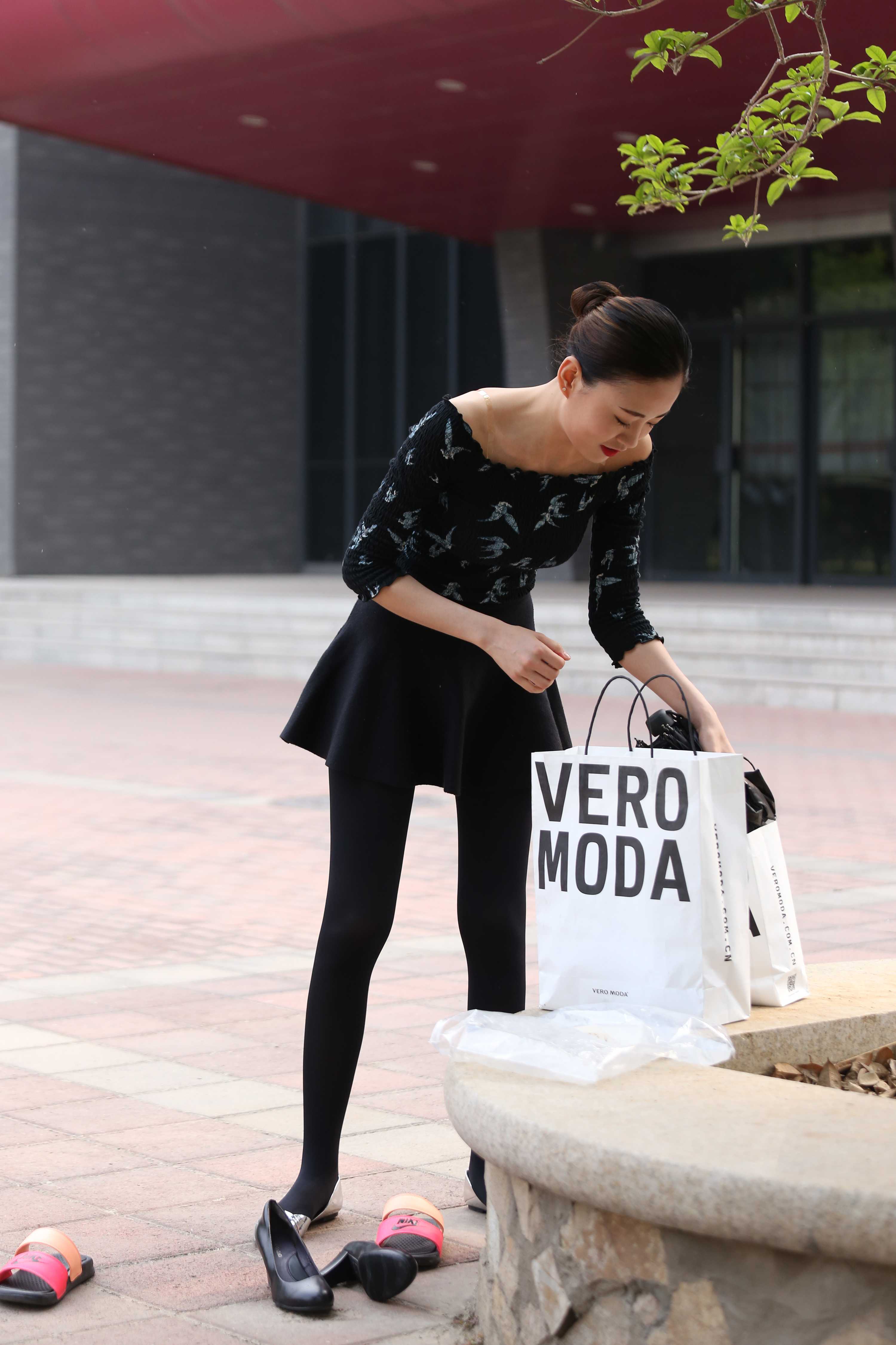 《学院小姐姐长丝脚上+一部视频》作品图