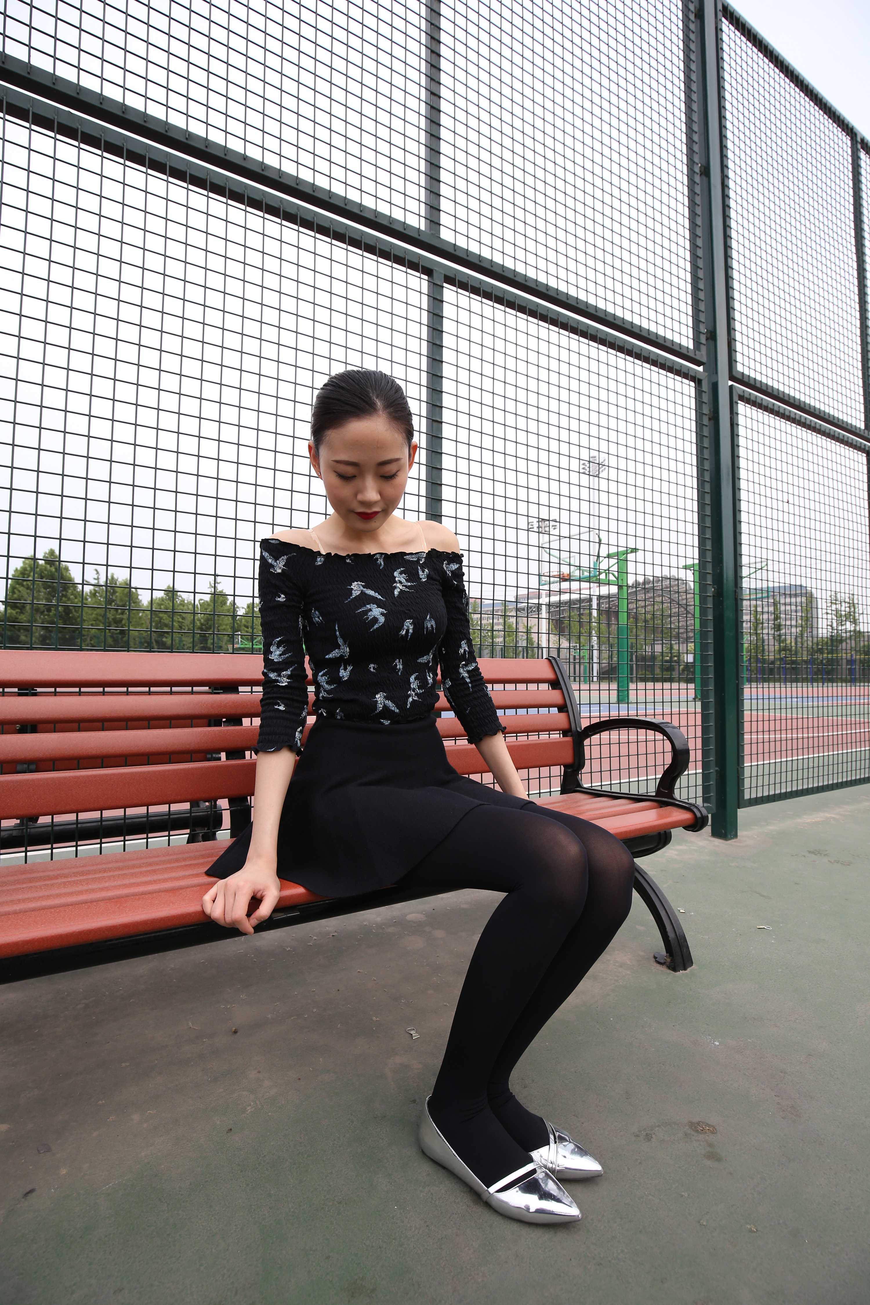 《学院小姐姐长丝脚下+一个视频》作品图