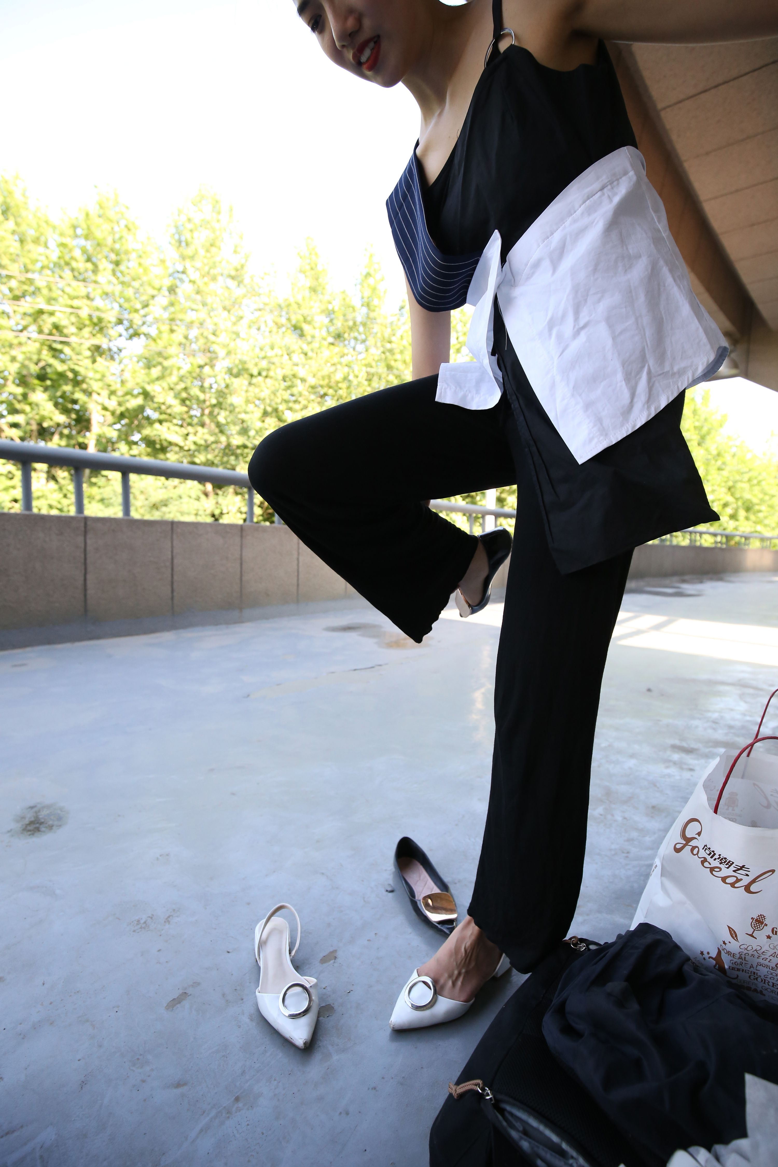 《学姐灰丝凉拖脚丫の赤足+一部视频》作品图