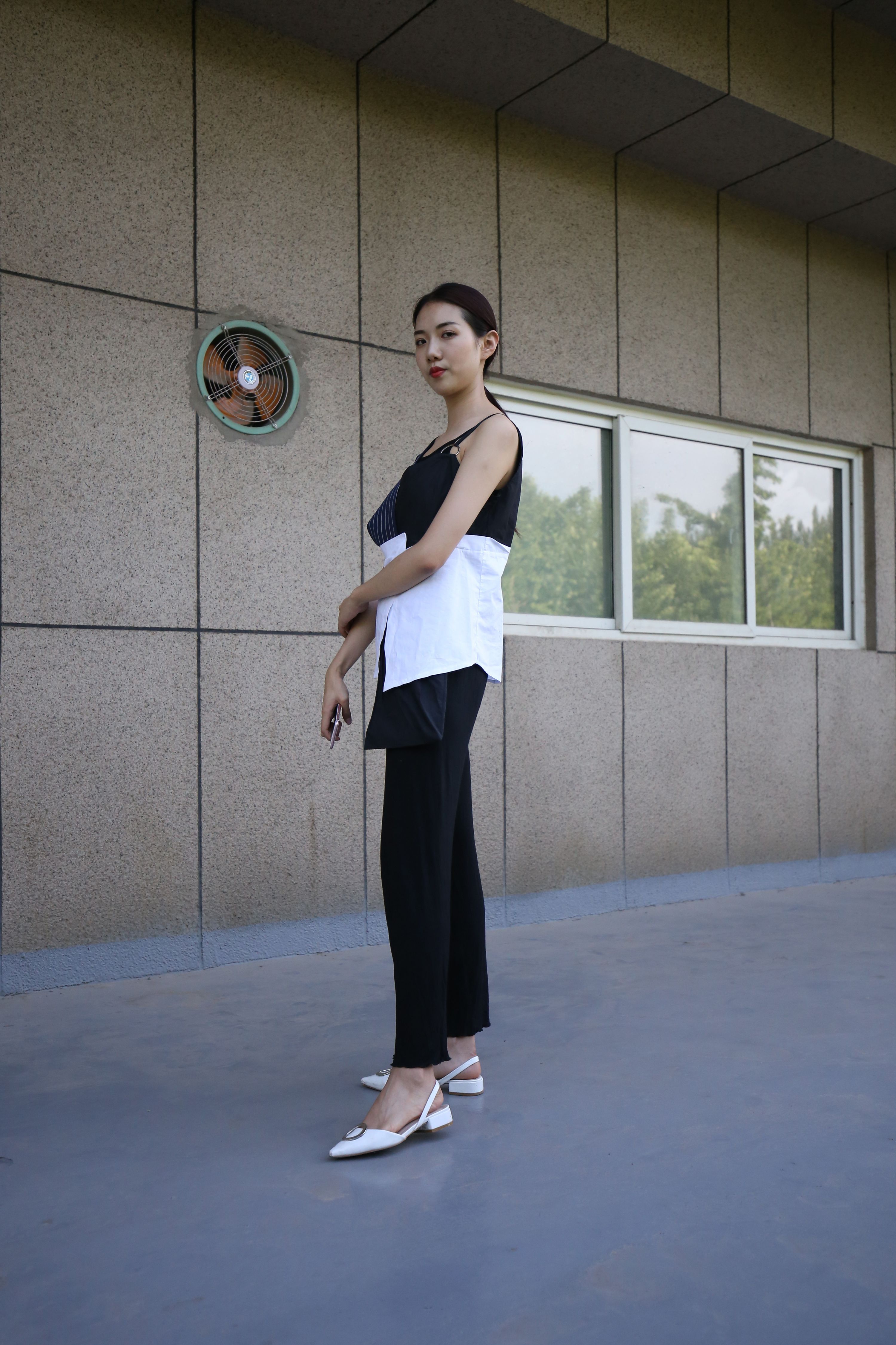 《学姐灰丝凉拖脚丫の赤足+一部视频》作品图