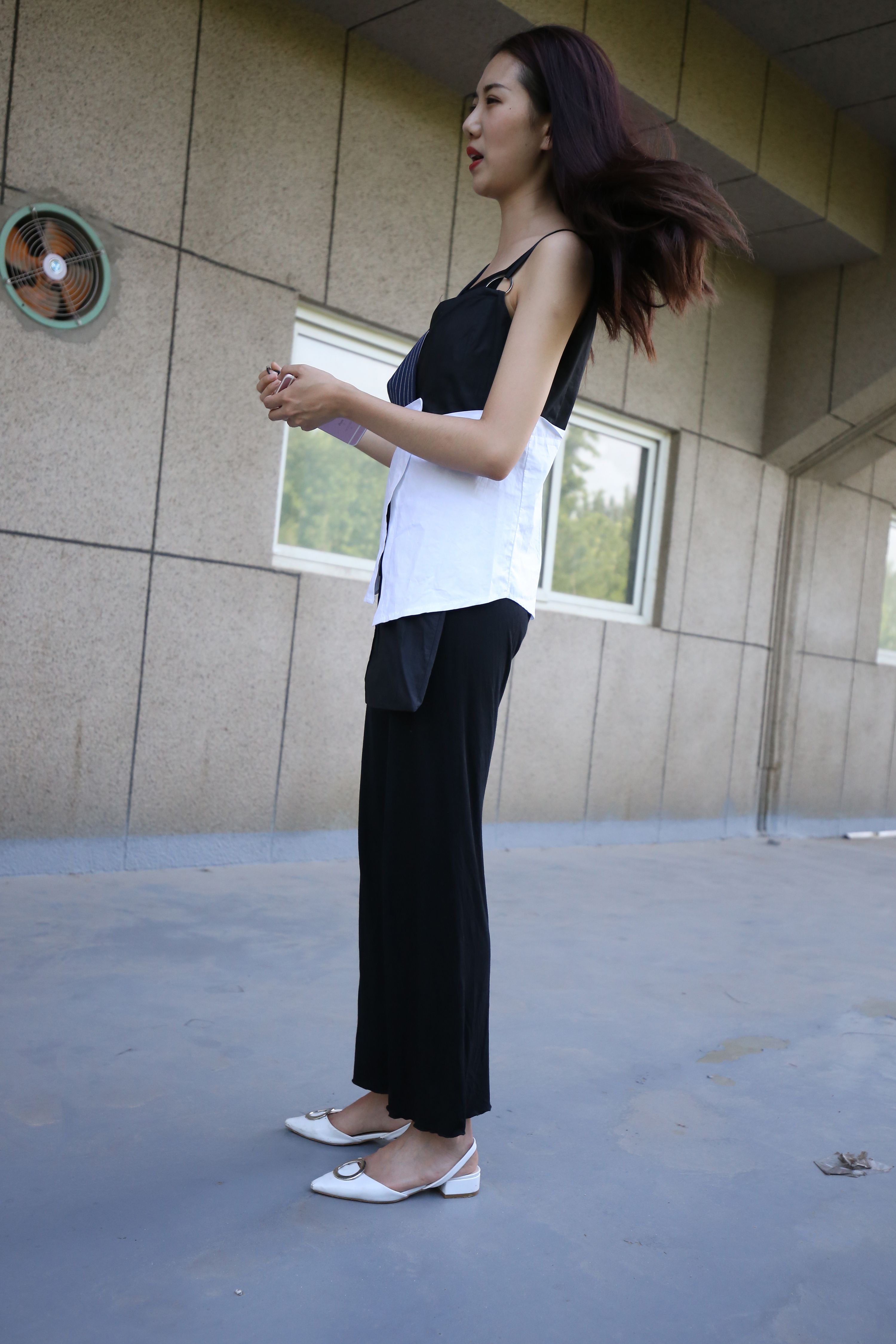 《学姐灰丝凉拖脚丫の赤足+一部视频》作品图