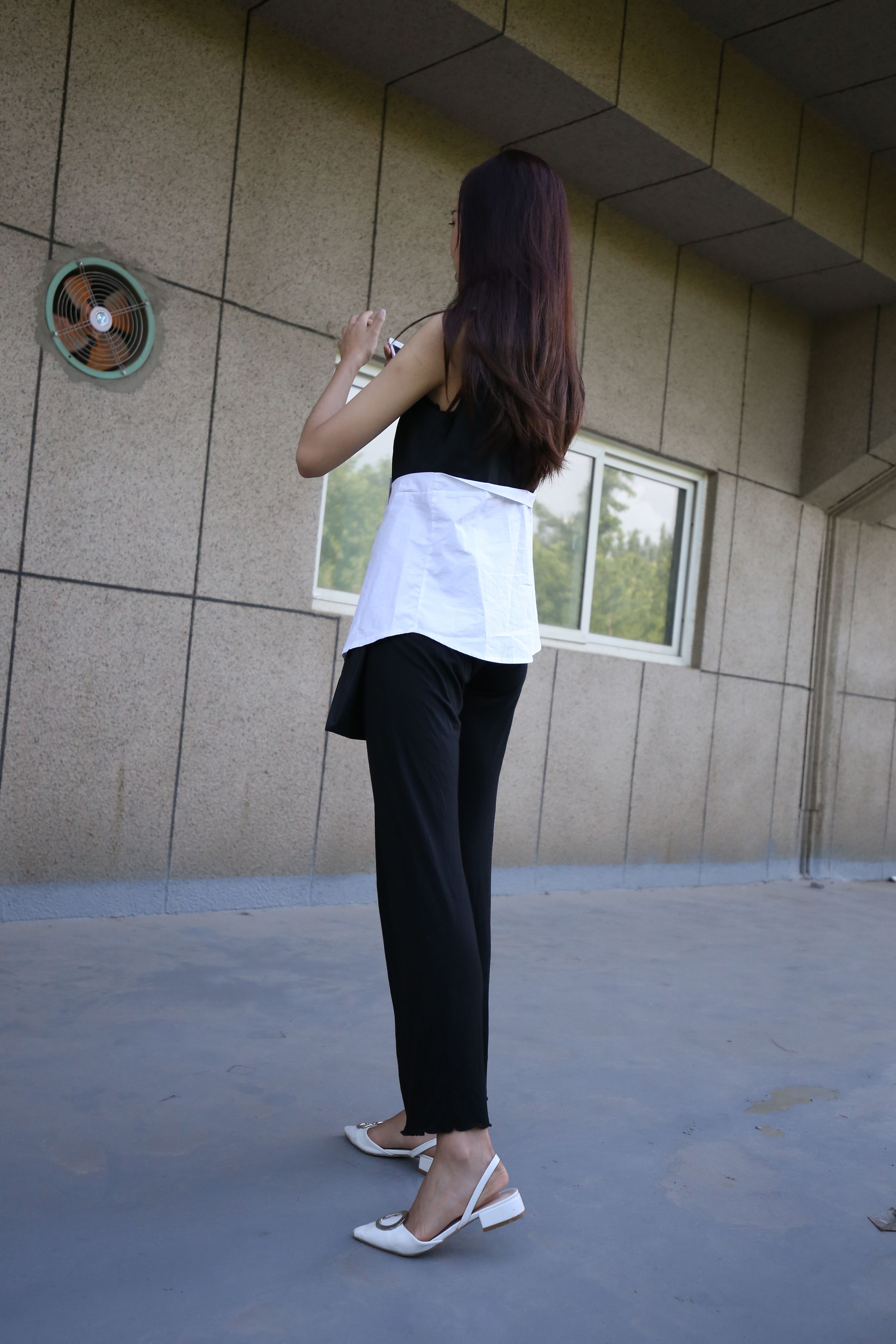 《学姐灰丝凉拖脚丫の赤足+一部视频》作品图