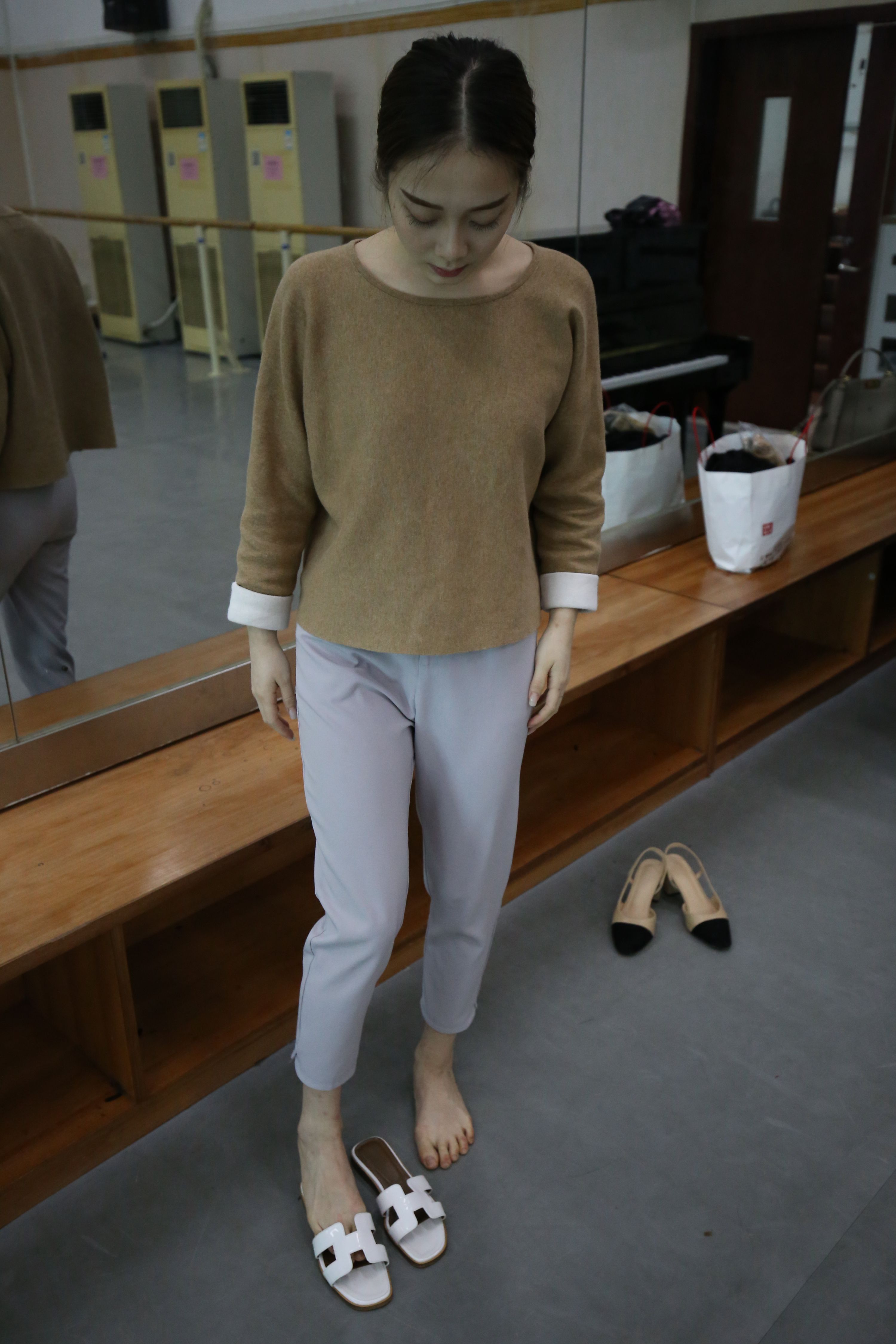 《休闲裤赤足の凉拖脚丫》作品图