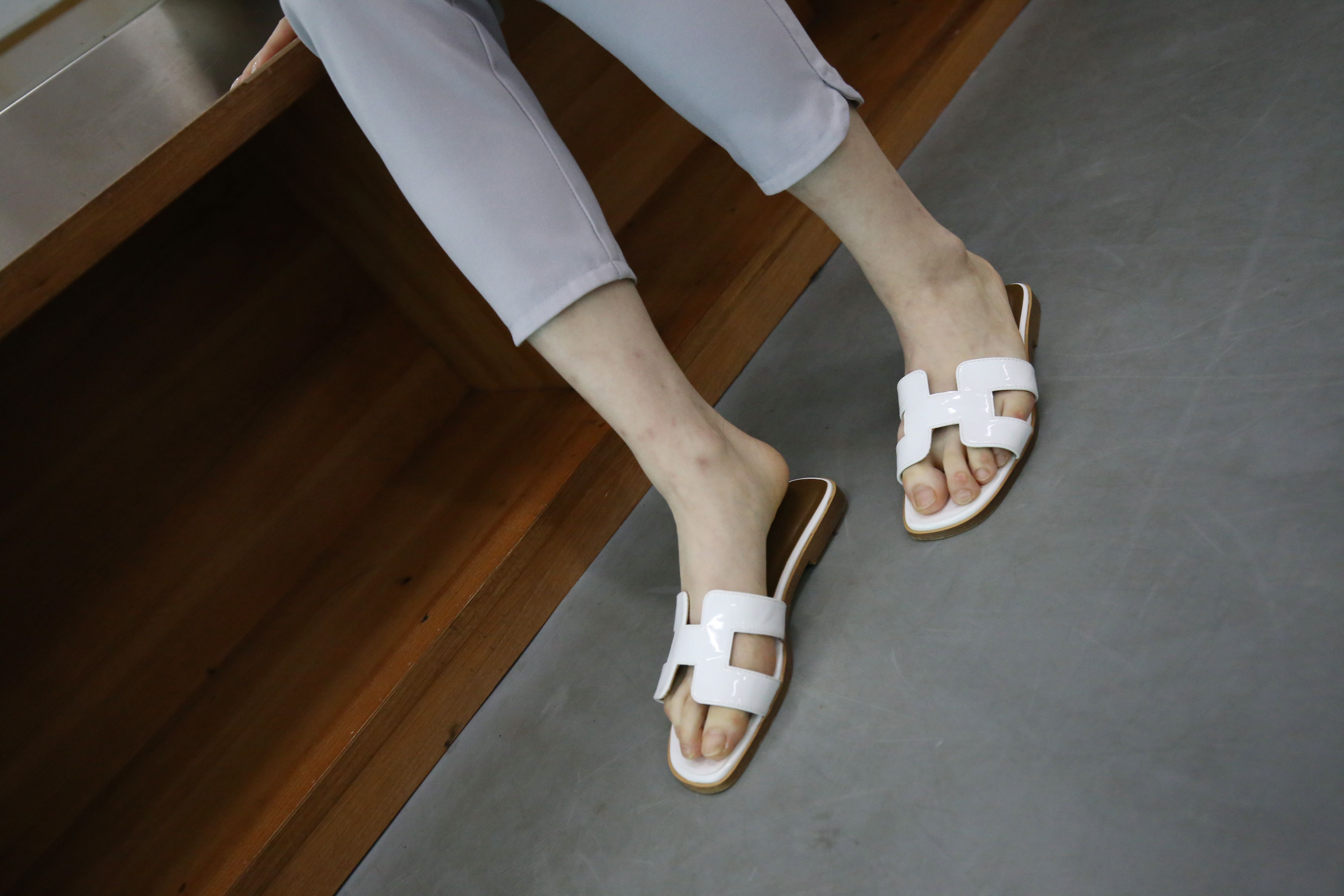 《休闲裤赤足の凉拖脚丫》作品图