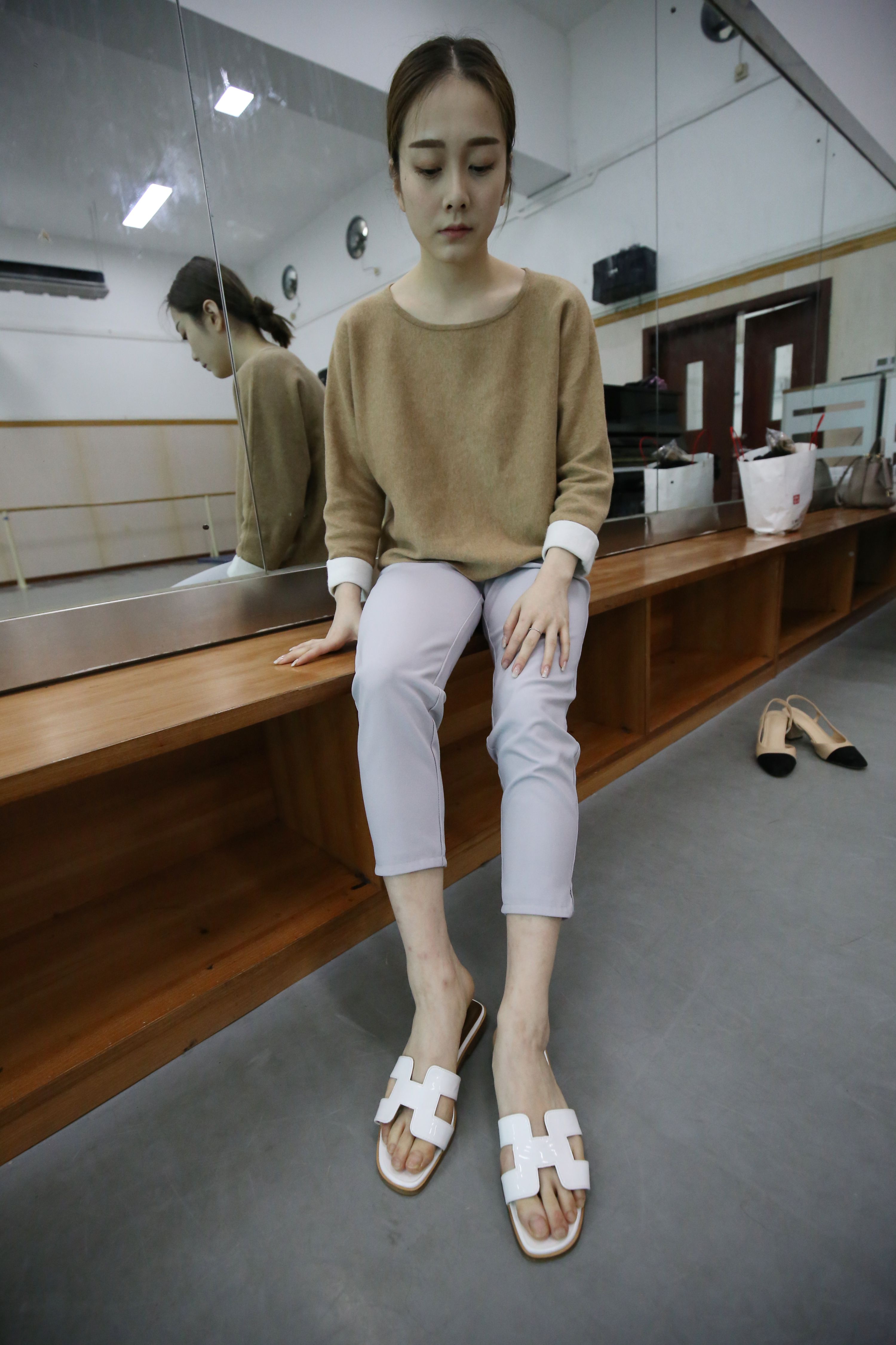 《休闲裤赤足の凉拖脚丫》作品图