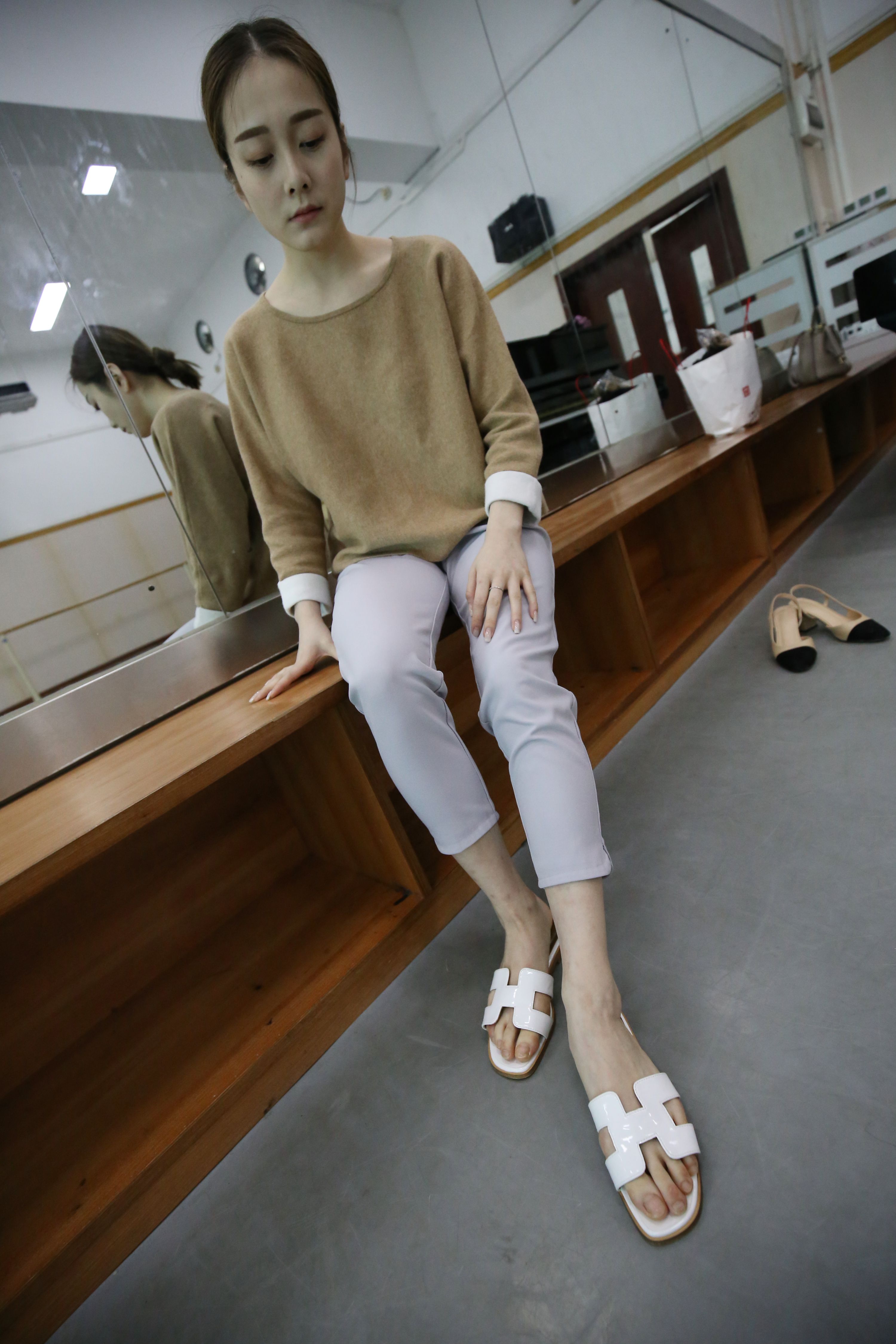 《休闲裤赤足の凉拖脚丫》作品图