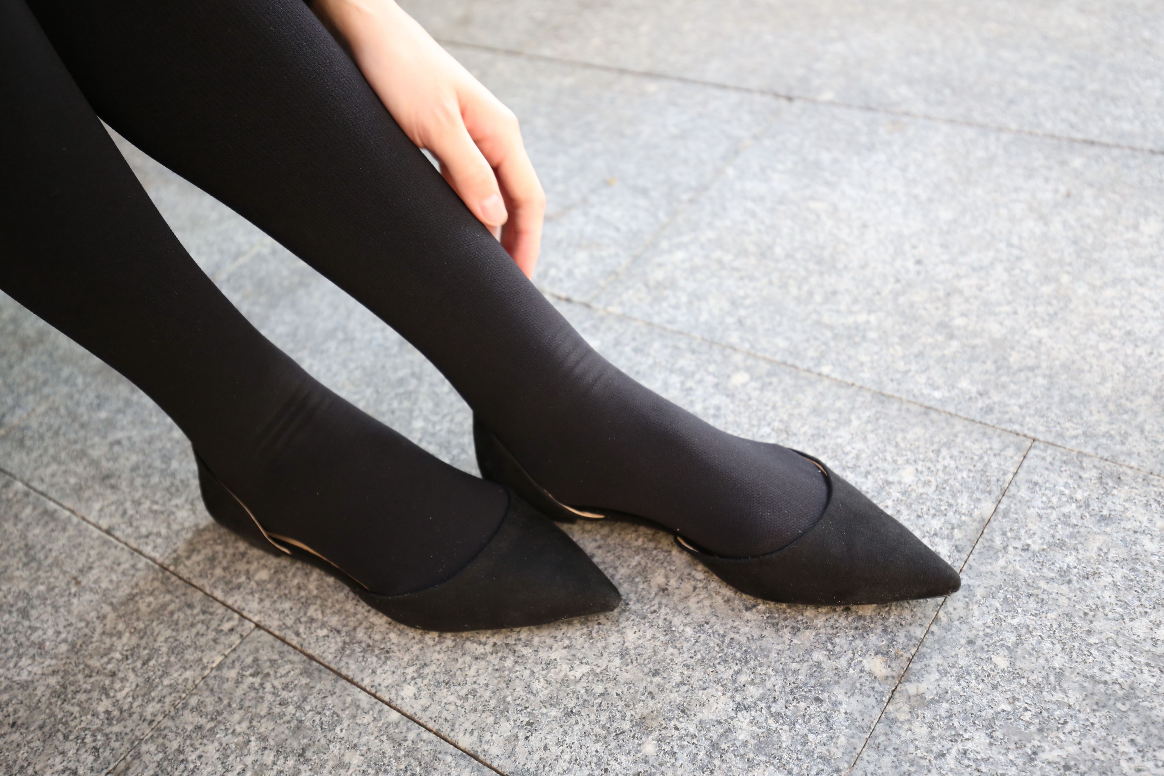 《学姐黑丝脚丫挑高跟+一个视频》作品图