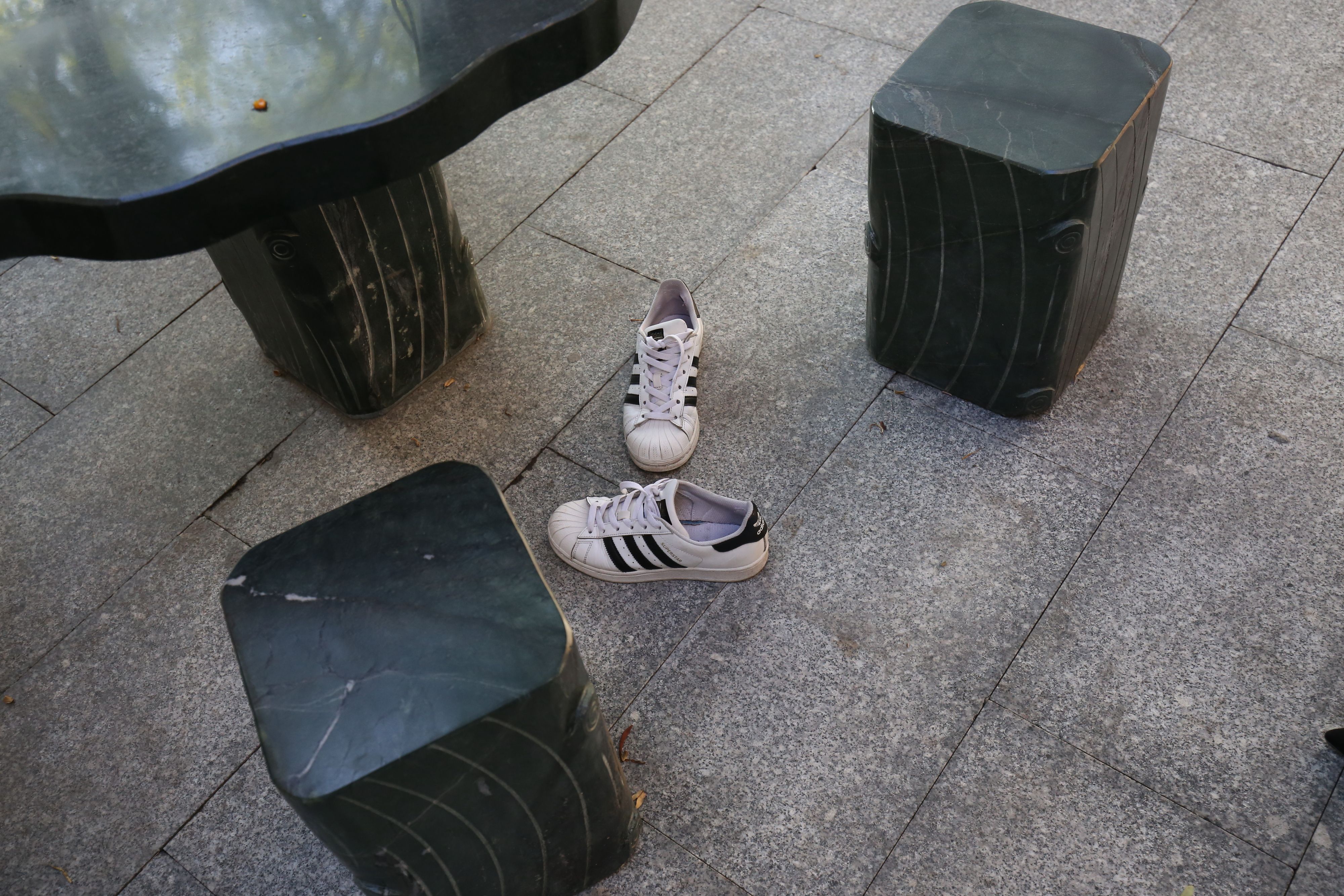 《学姐黑丝脚丫挑高跟+一个视频》作品图