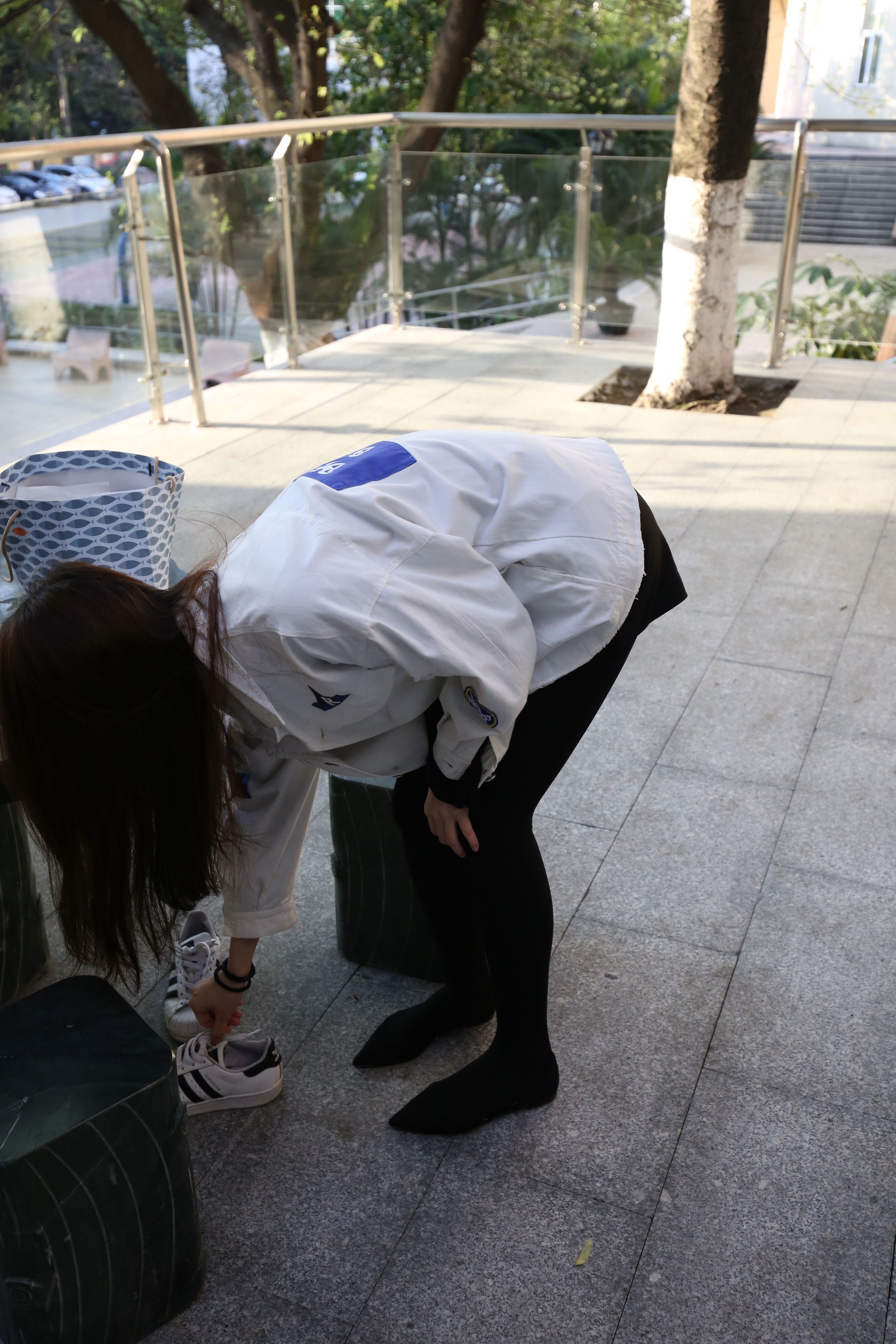 《学姐黑丝脚丫挑高跟+一个视频》作品图