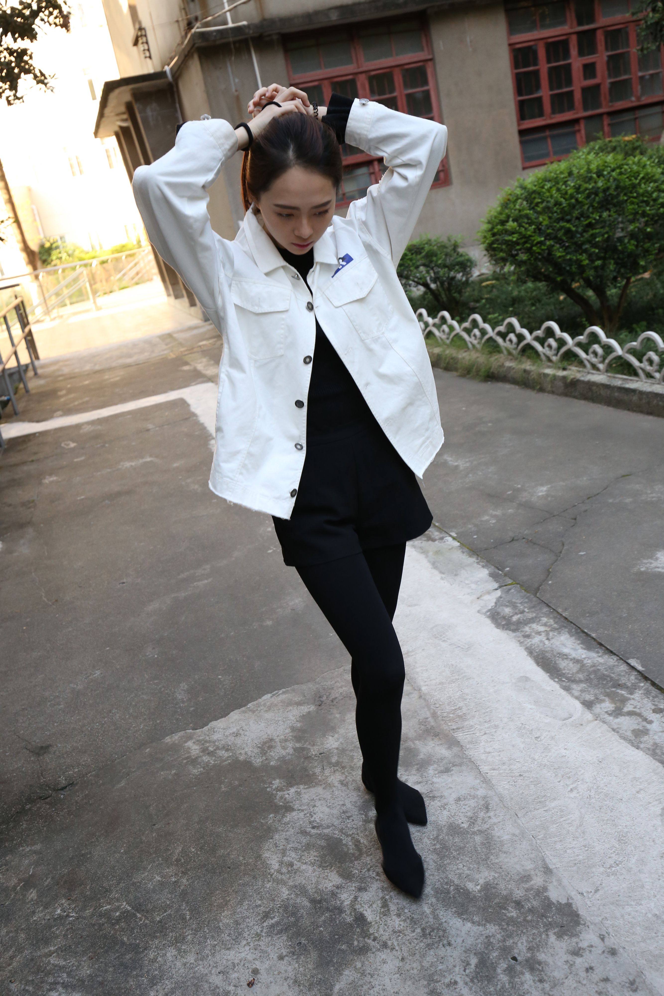 《学姐黑丝脚丫挑高跟+一个视频》作品图