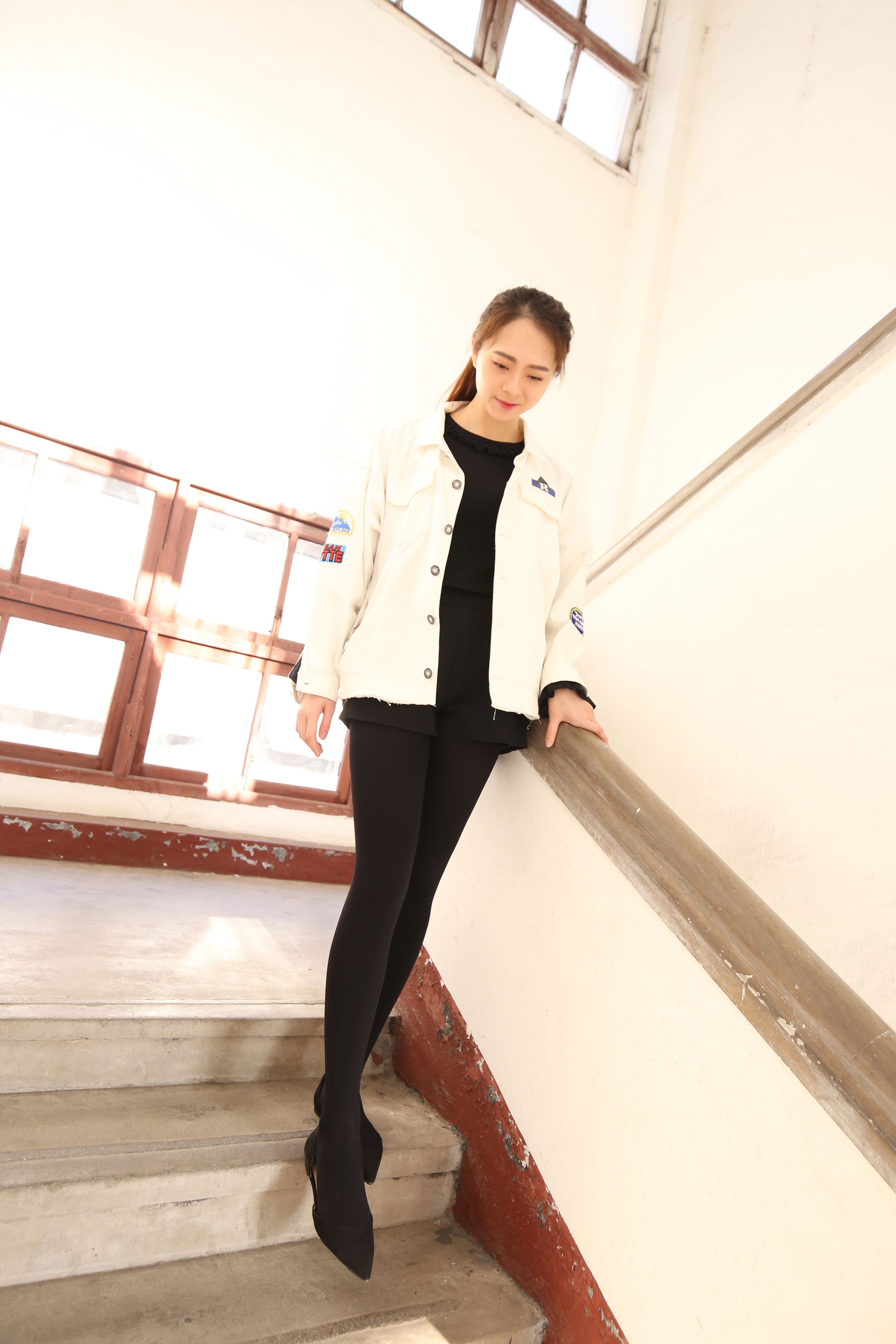 《学姐楼道黑丝挑高跟+一个视频》作品图