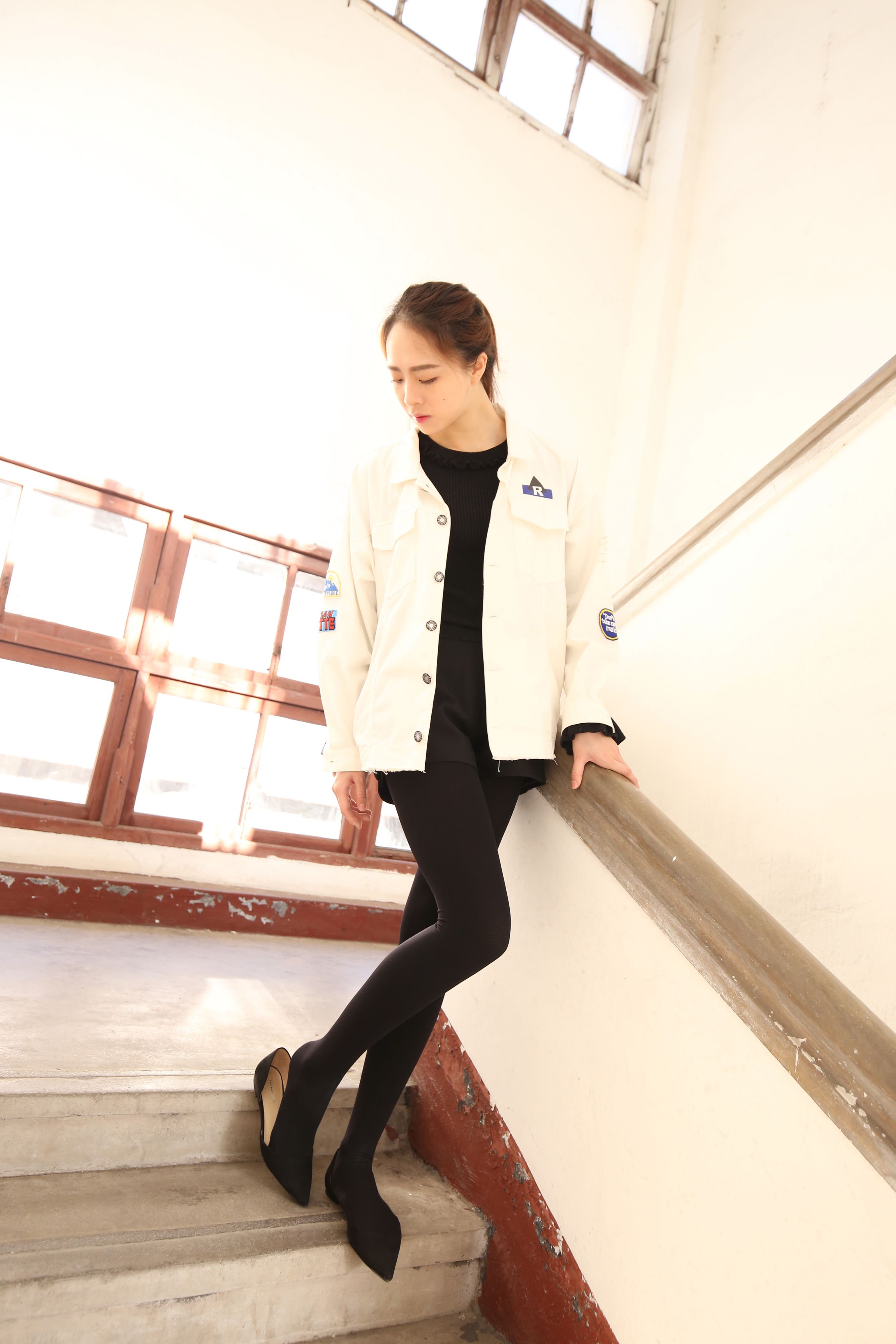 《学姐楼道黑丝挑高跟+一个视频》作品图