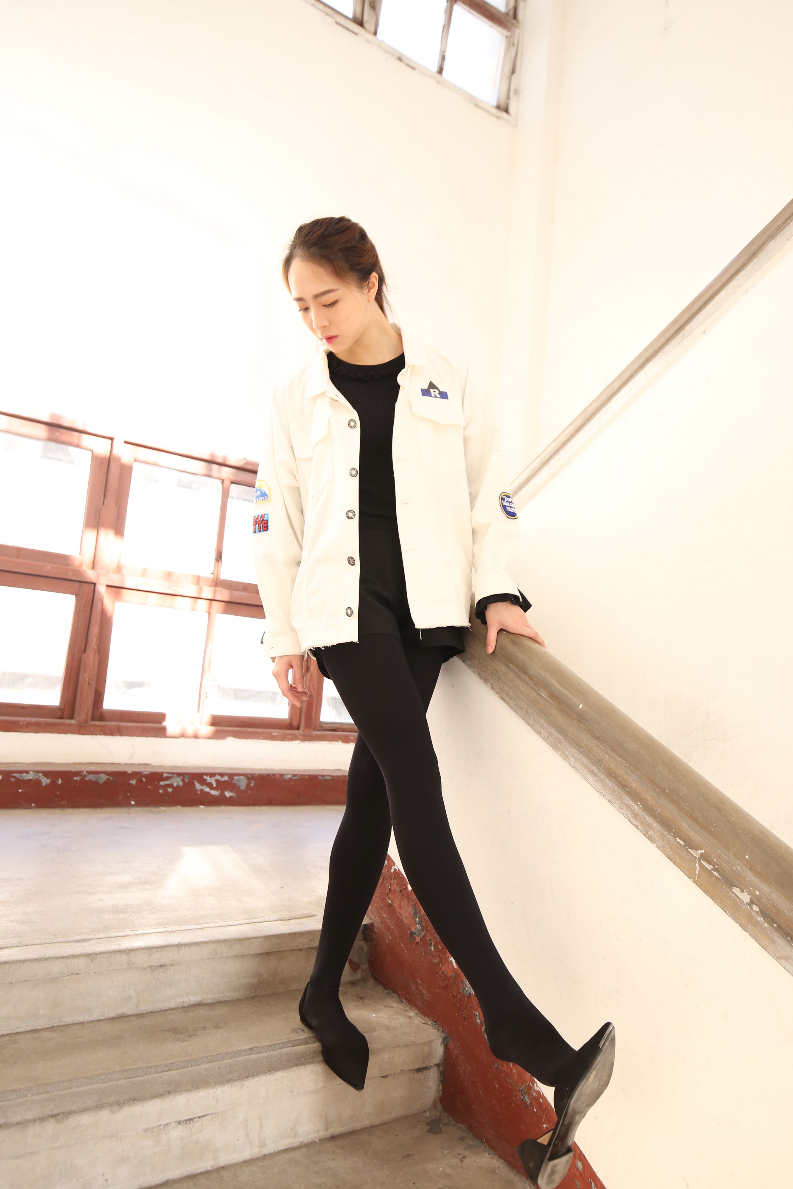 《学姐楼道黑丝挑高跟+一个视频》作品图