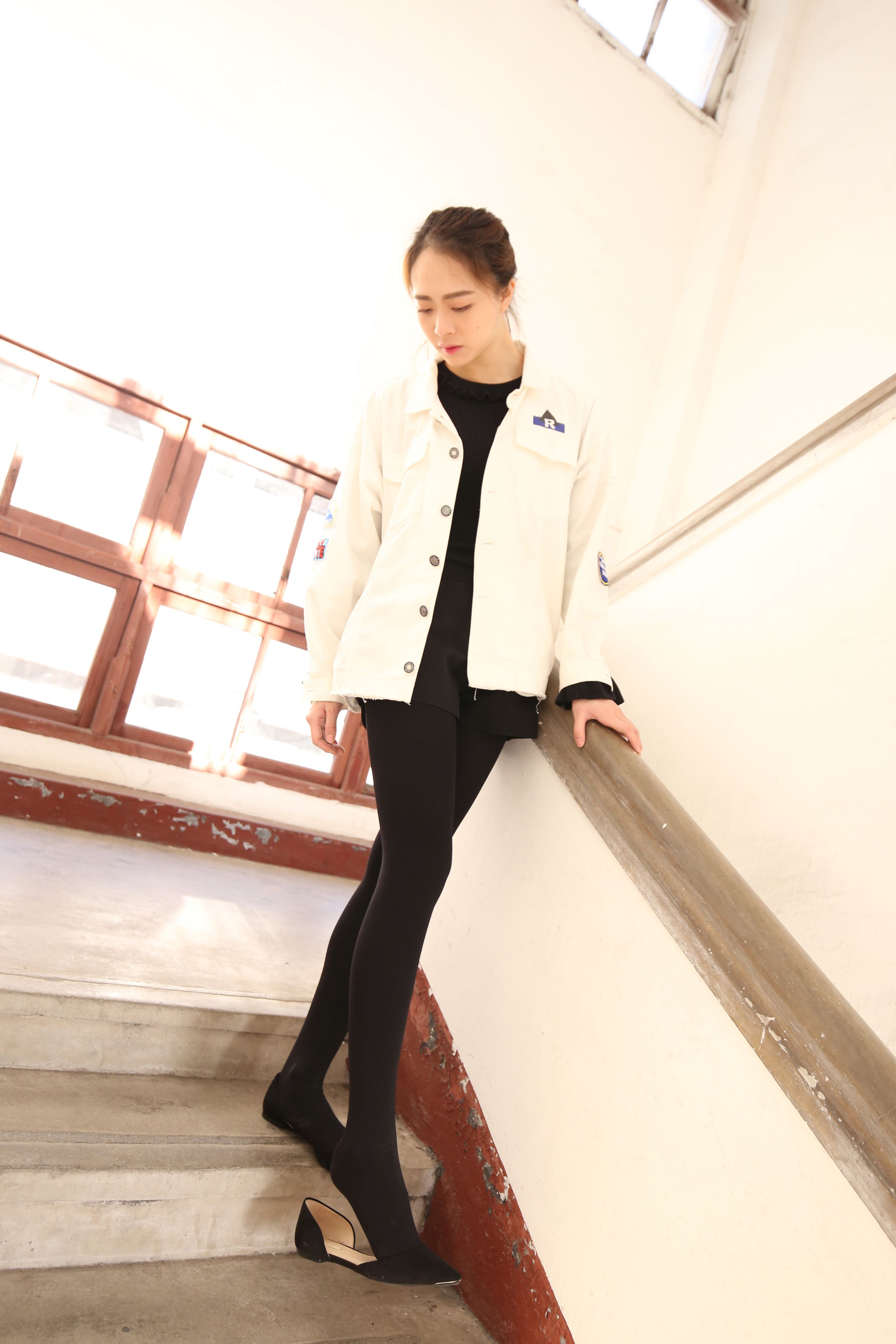 《学姐楼道黑丝挑高跟+一个视频》作品图