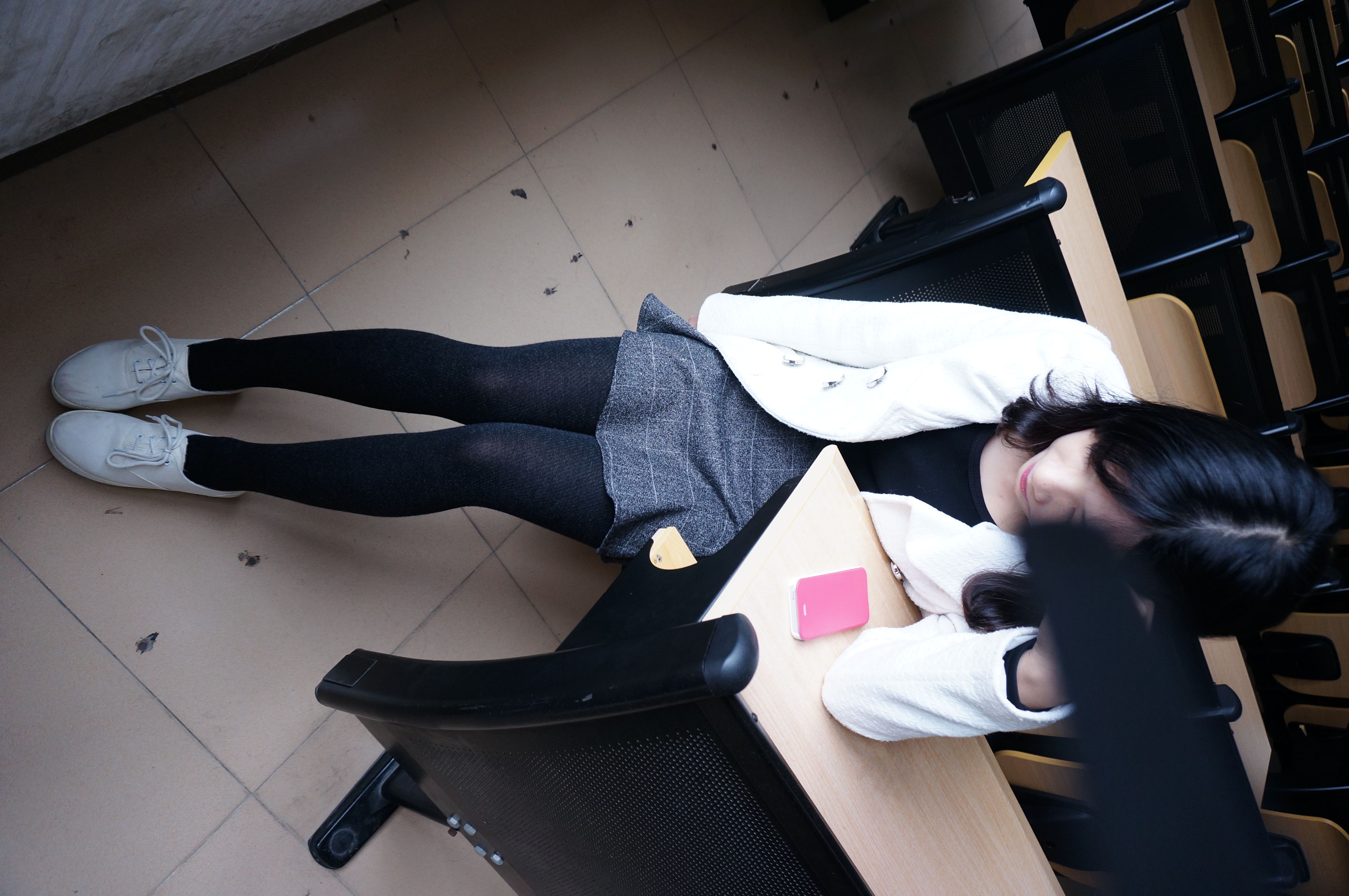 《开洞黑丝の白鞋少女脚丫》作品图