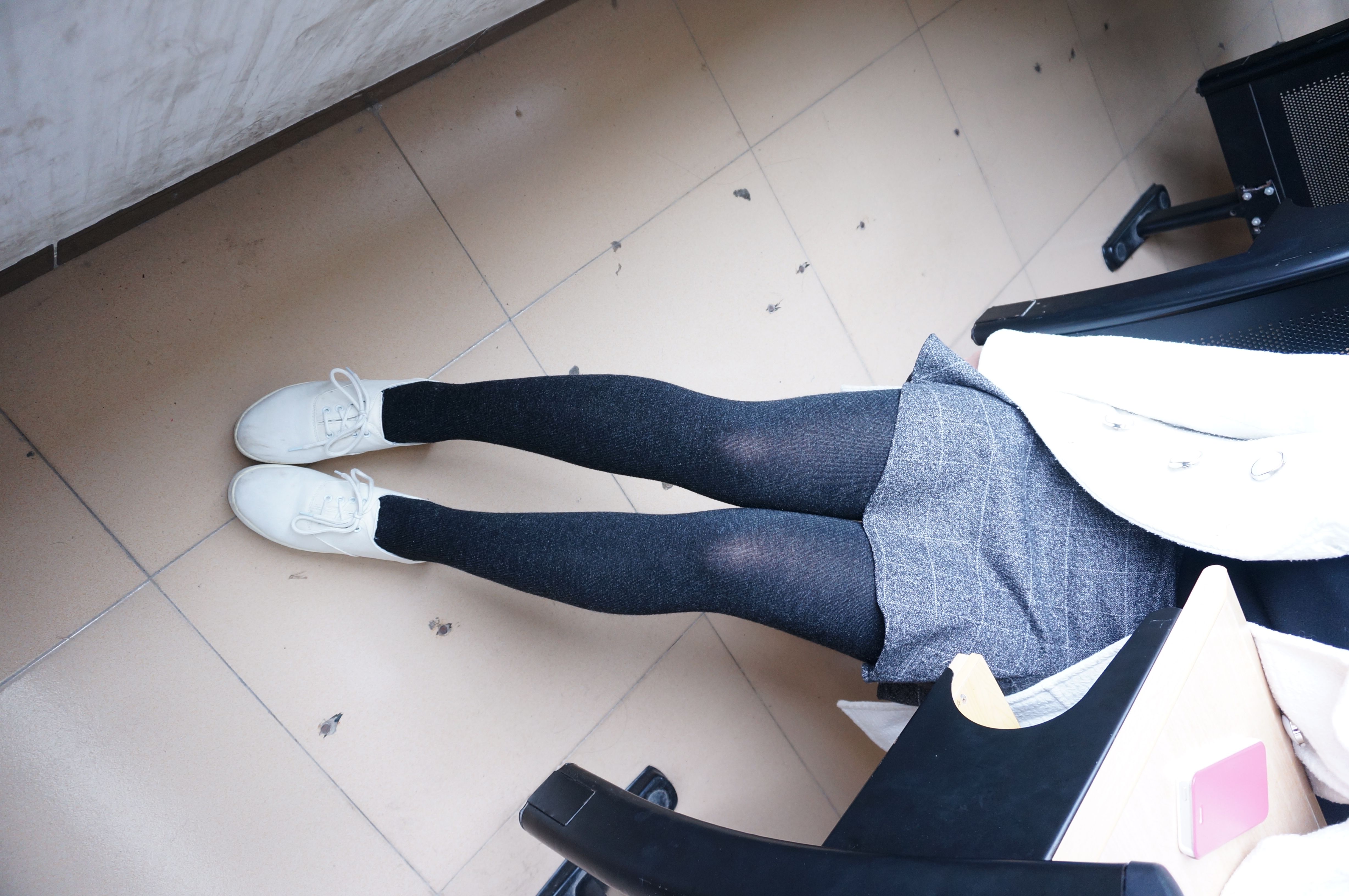 《开洞黑丝の白鞋少女脚丫》作品图