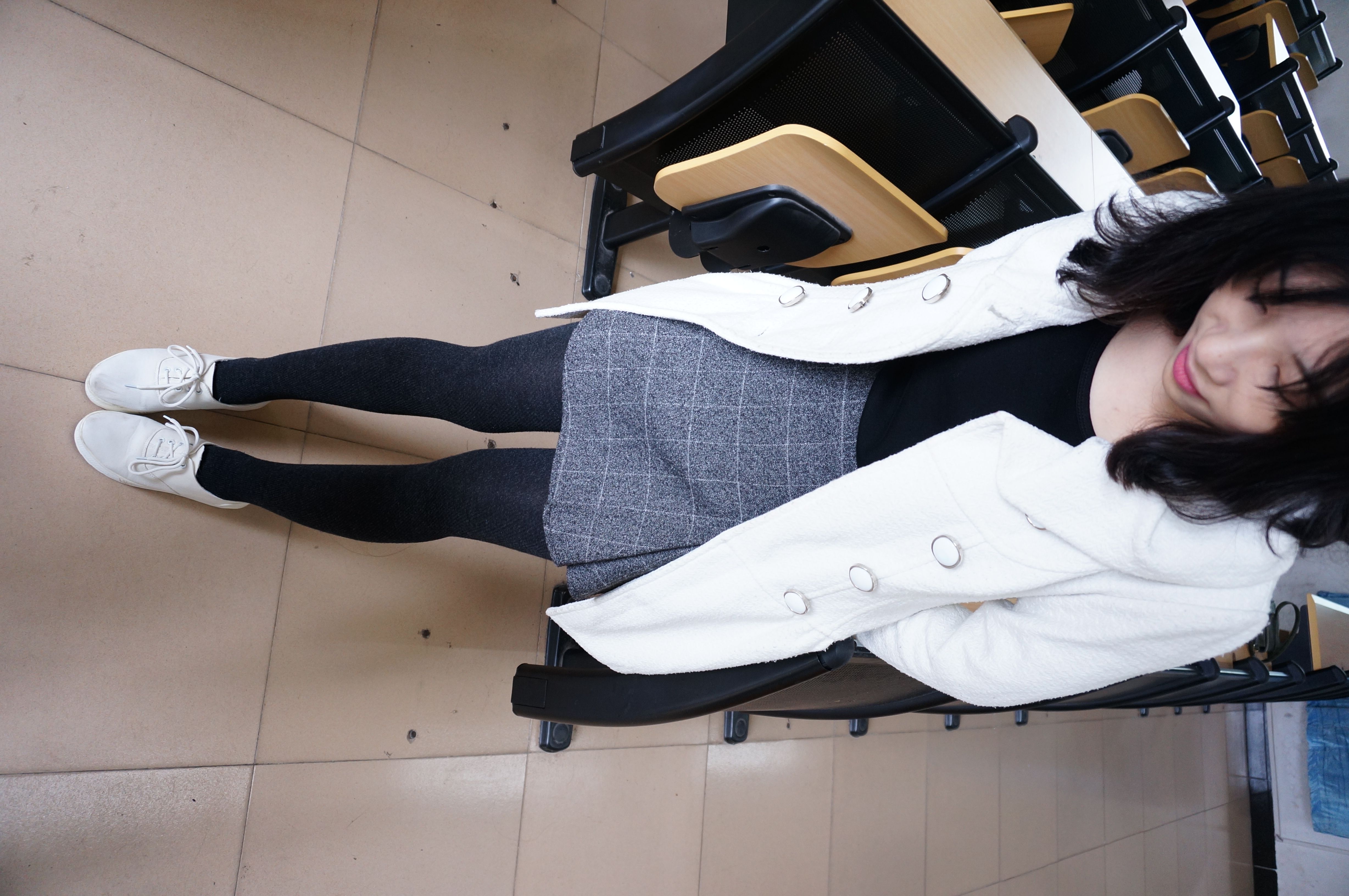 《开洞黑丝の白鞋少女脚丫》作品图