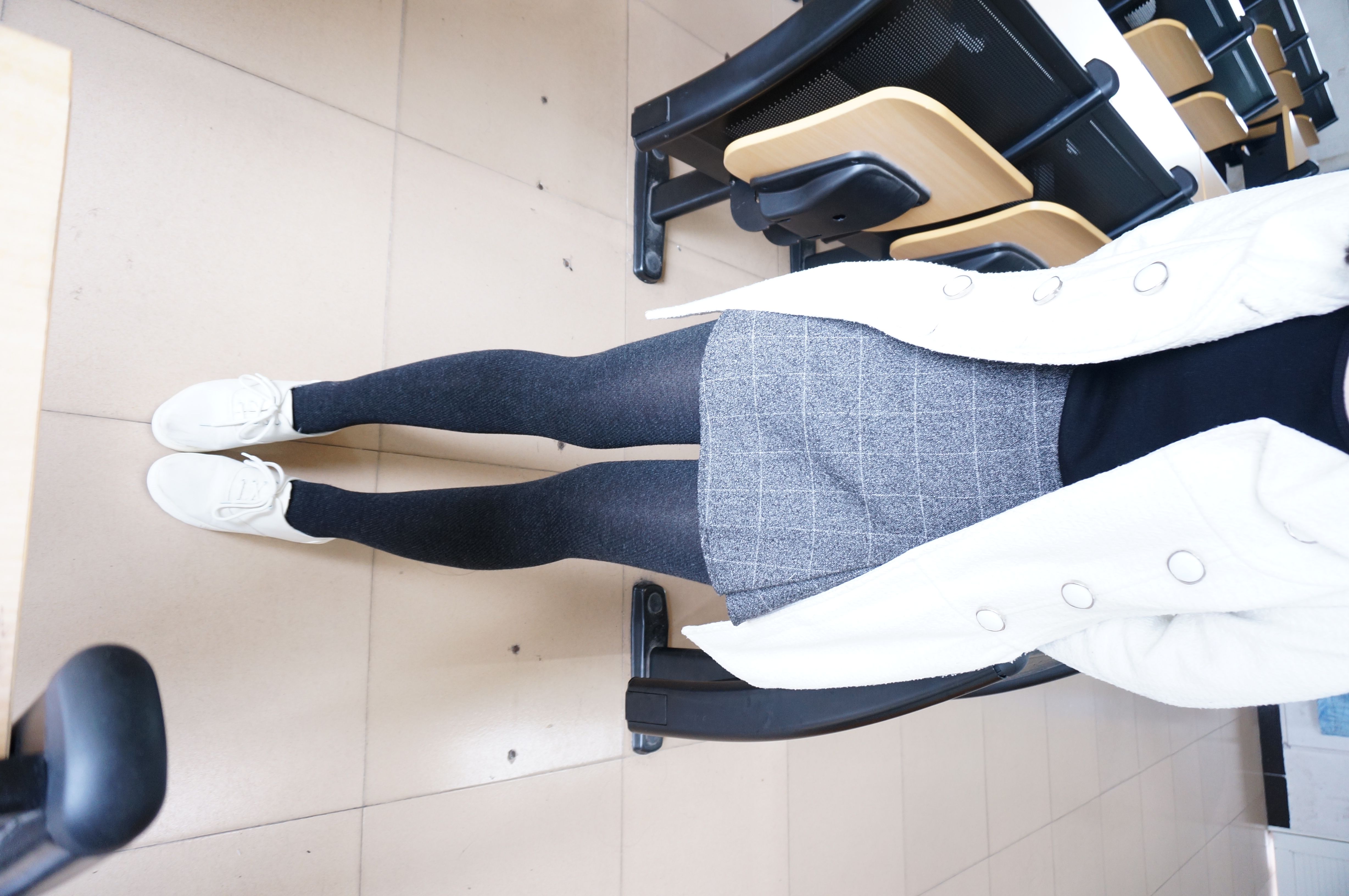 《开洞黑丝の白鞋少女脚丫》作品图