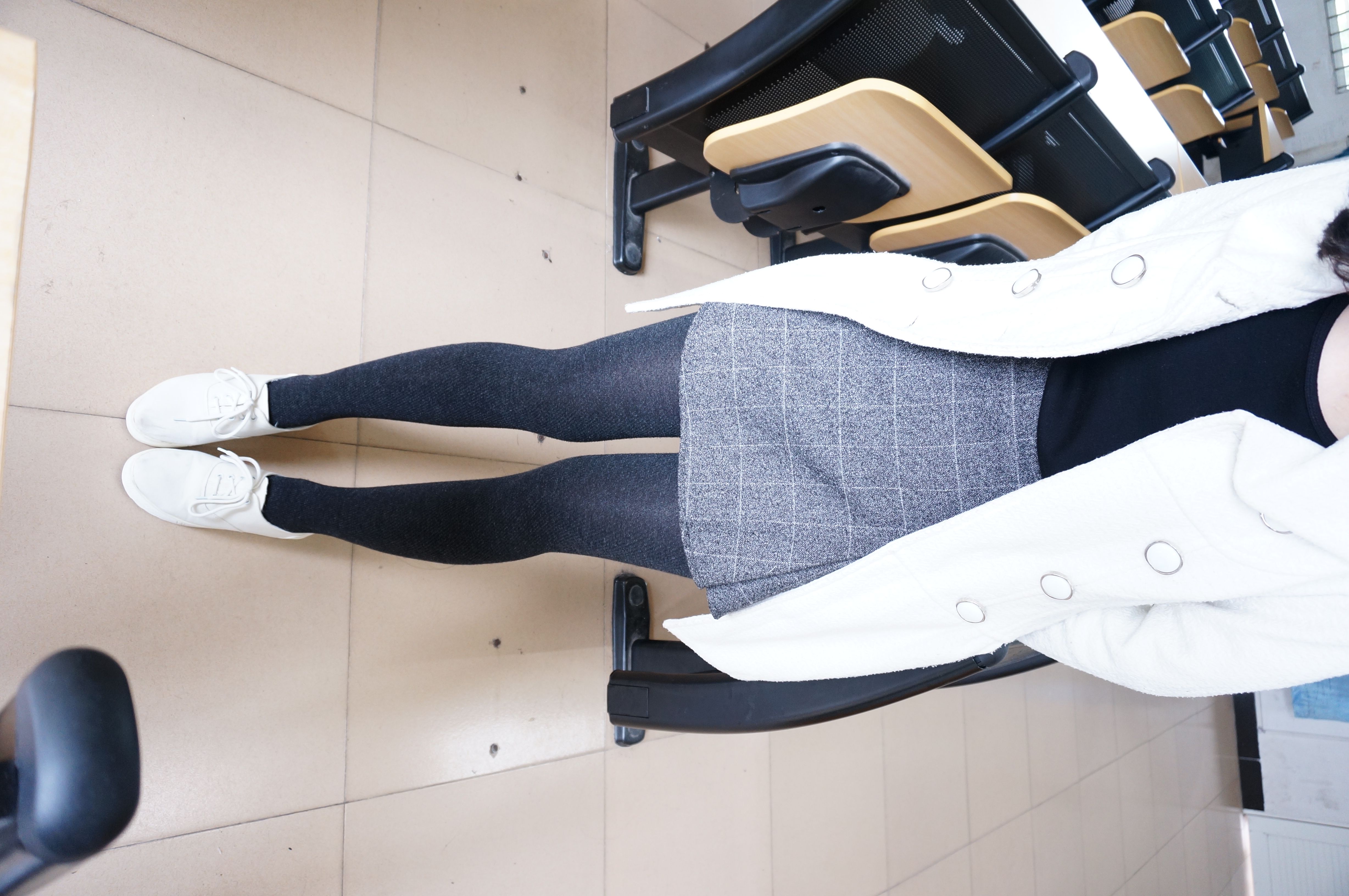 《开洞黑丝の白鞋少女脚丫》作品图