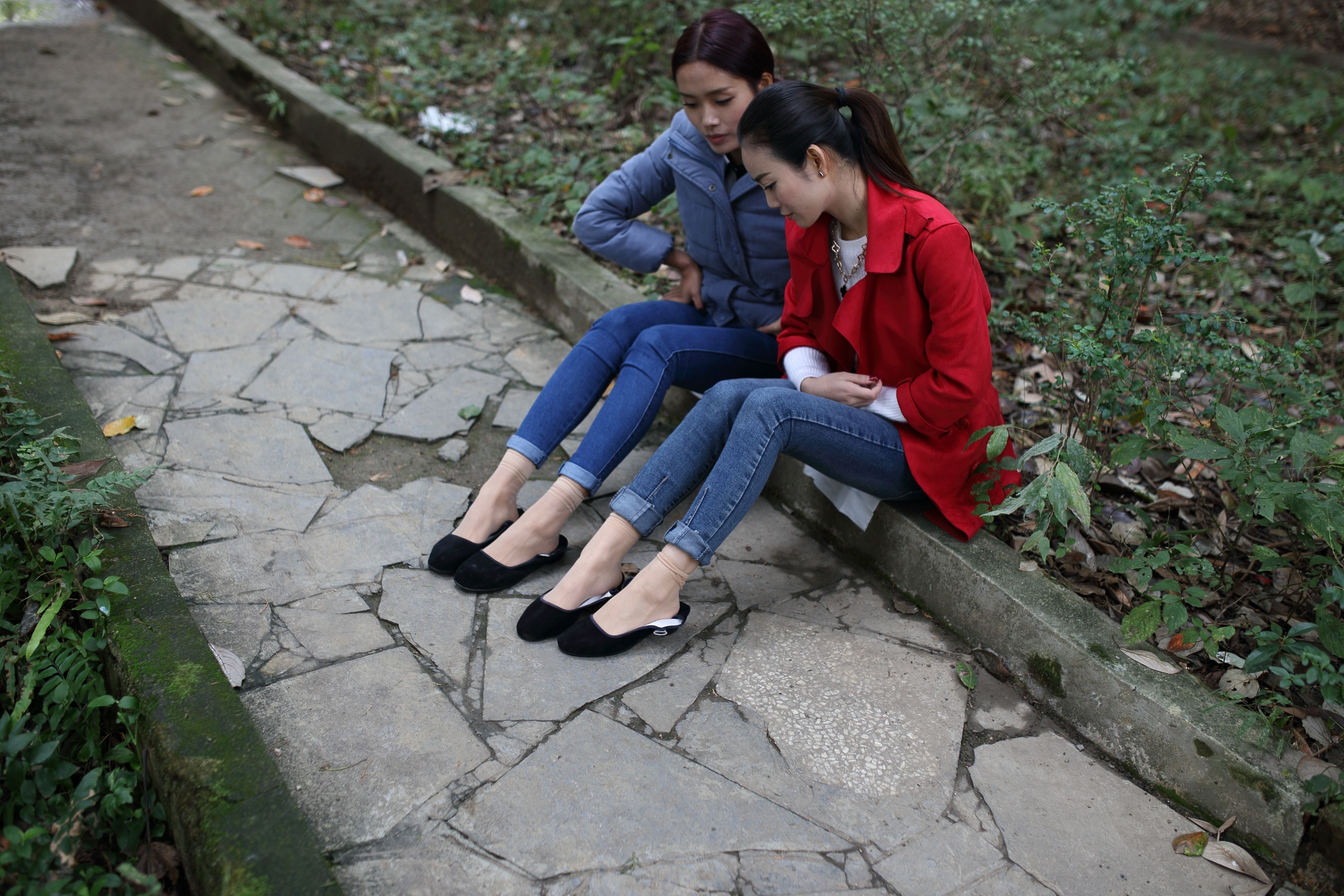 《丝袜脚相互较量》作品图