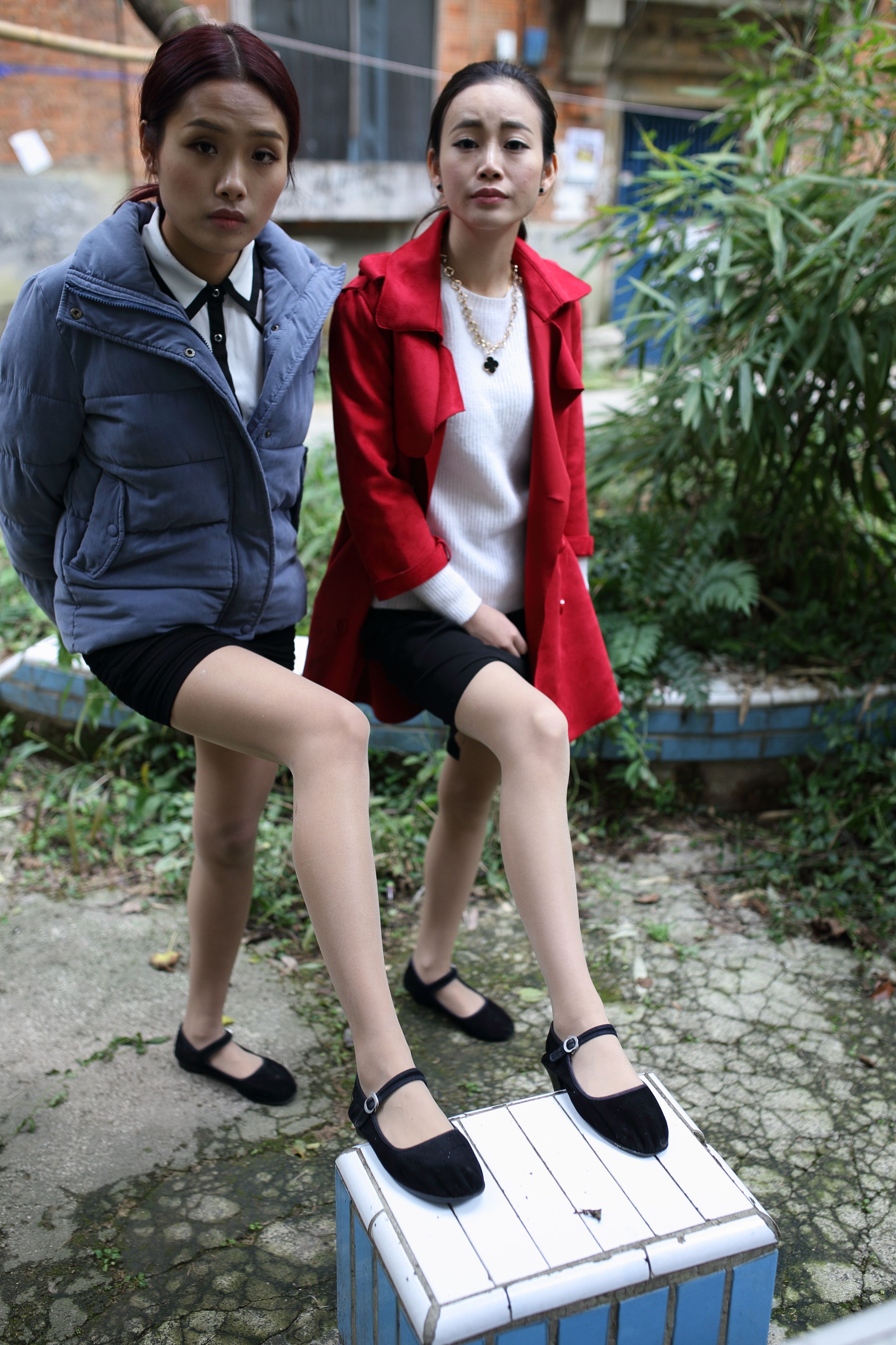 《丝袜脚相互较量》作品图