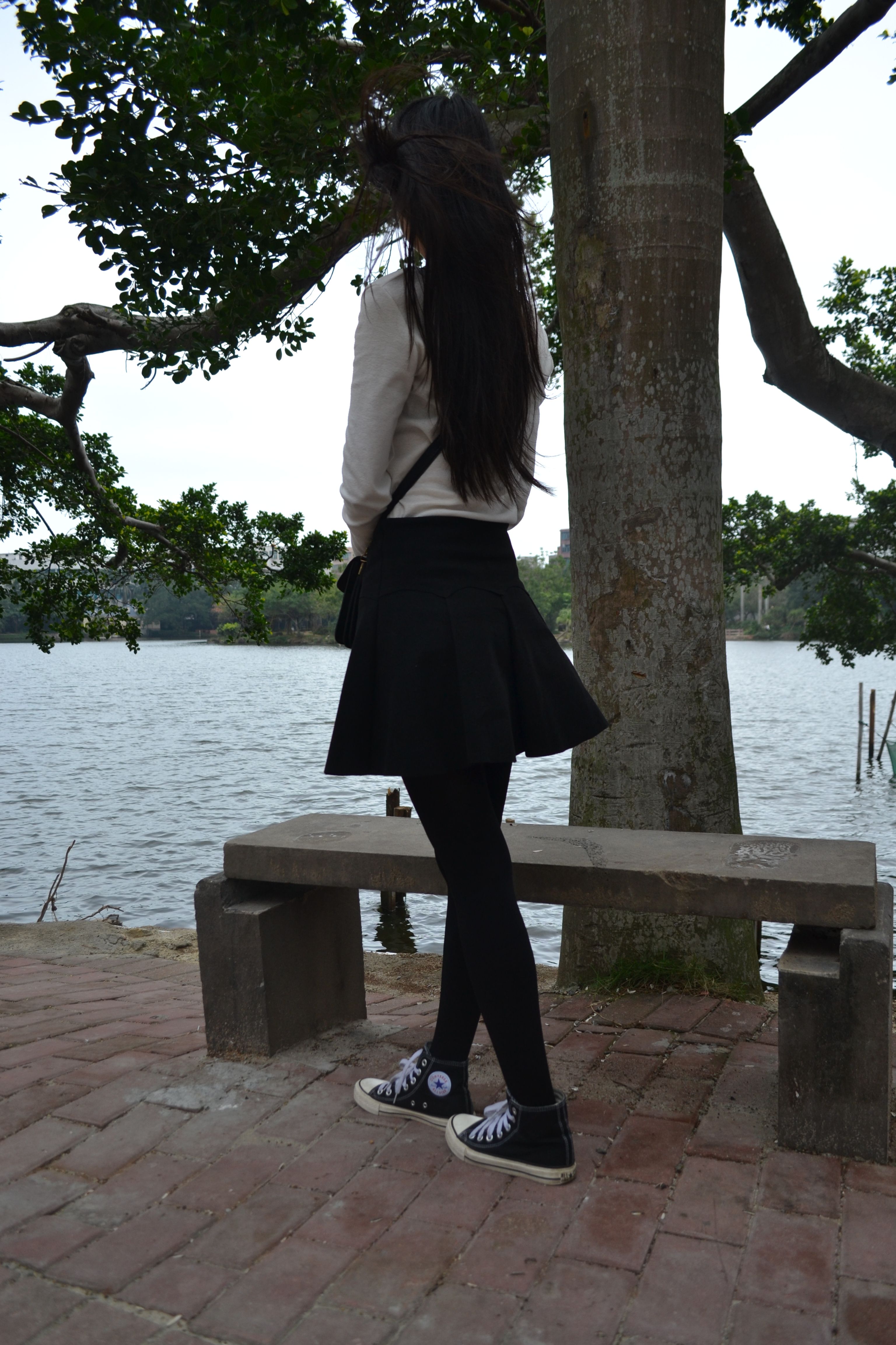 《湖边黑丝袜脚の帆布鞋》作品图