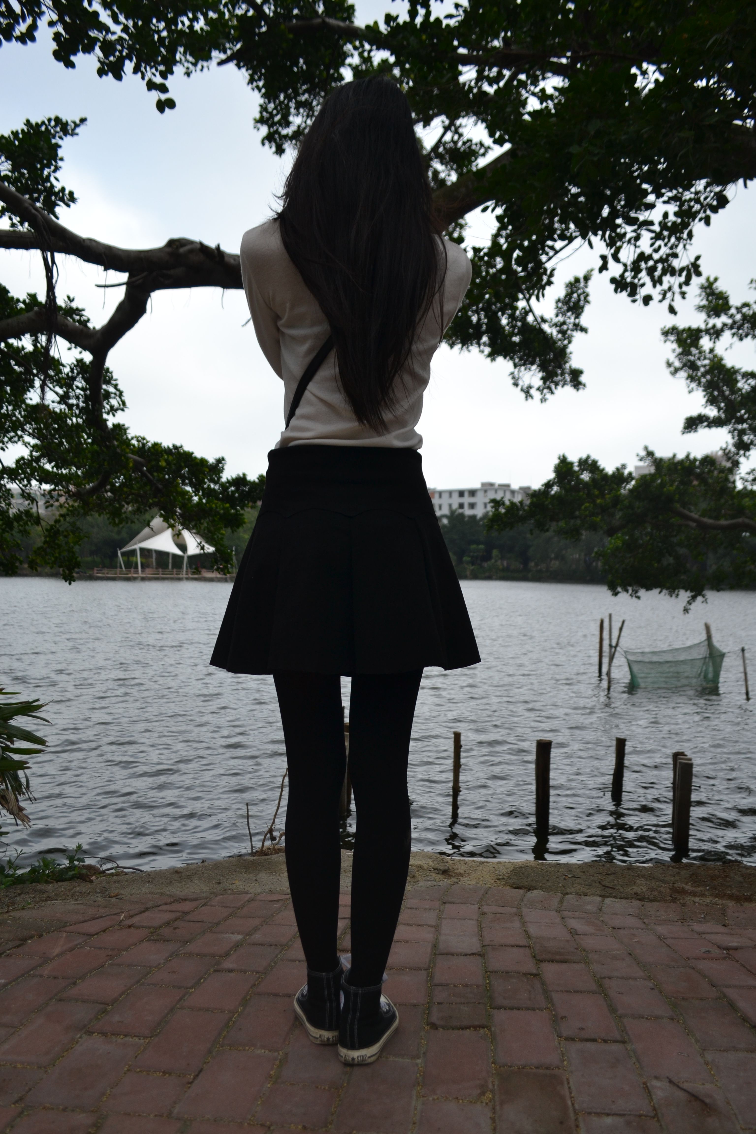 《湖边黑丝袜脚の帆布鞋》作品图