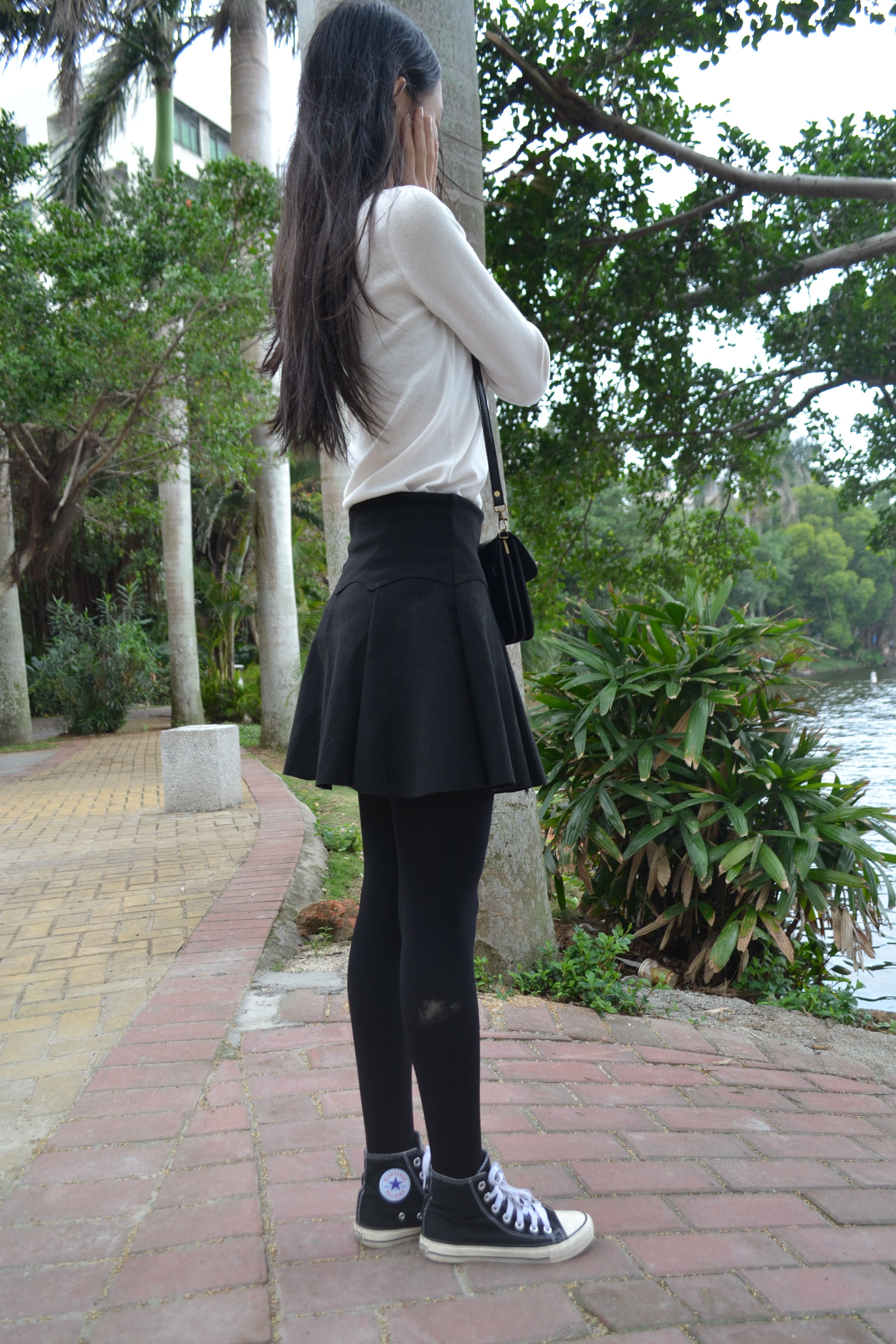 《湖边黑丝袜脚の帆布鞋》作品图