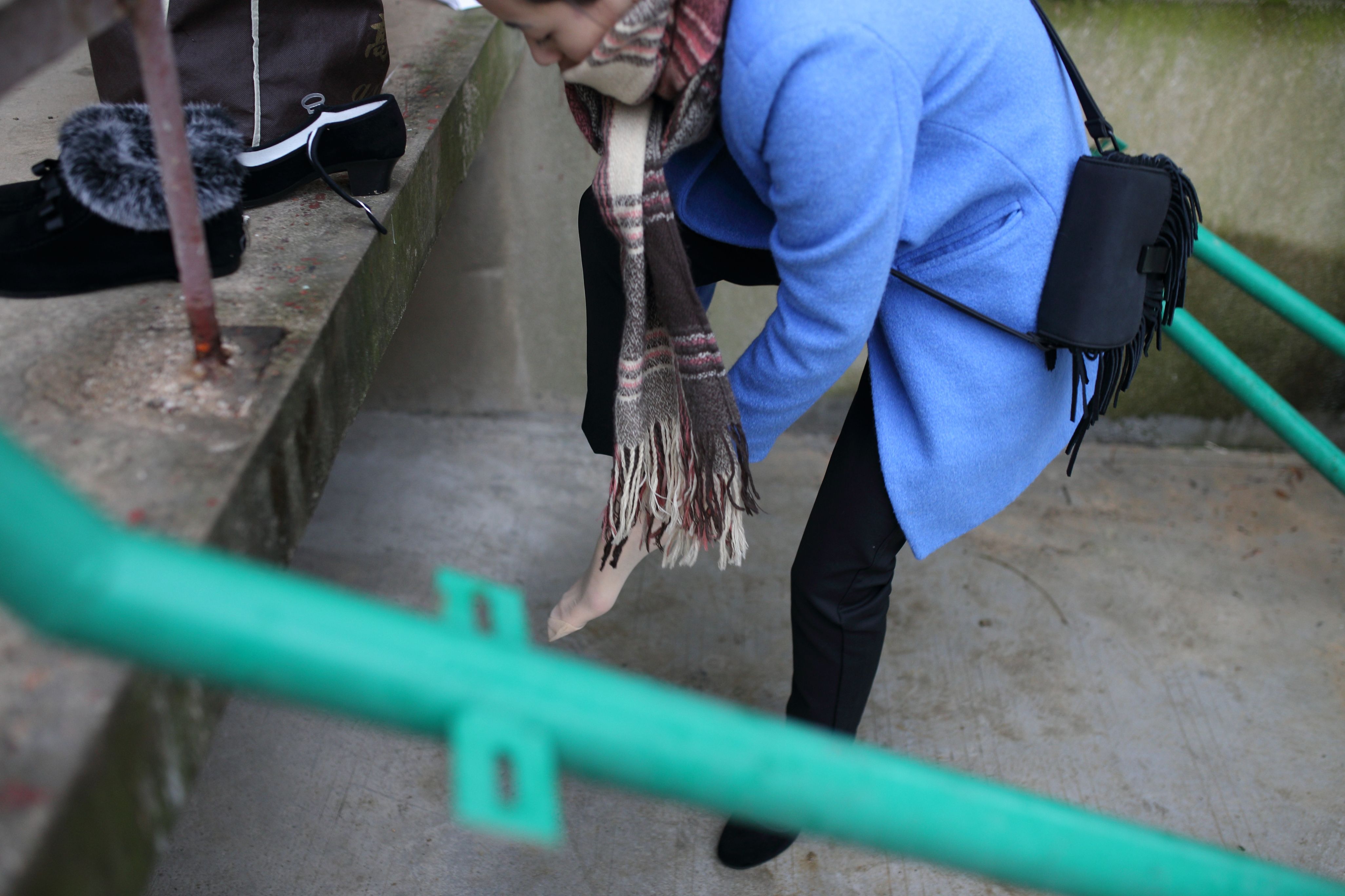 《蓝衣少女三款丝袜脱袜过程》作品图