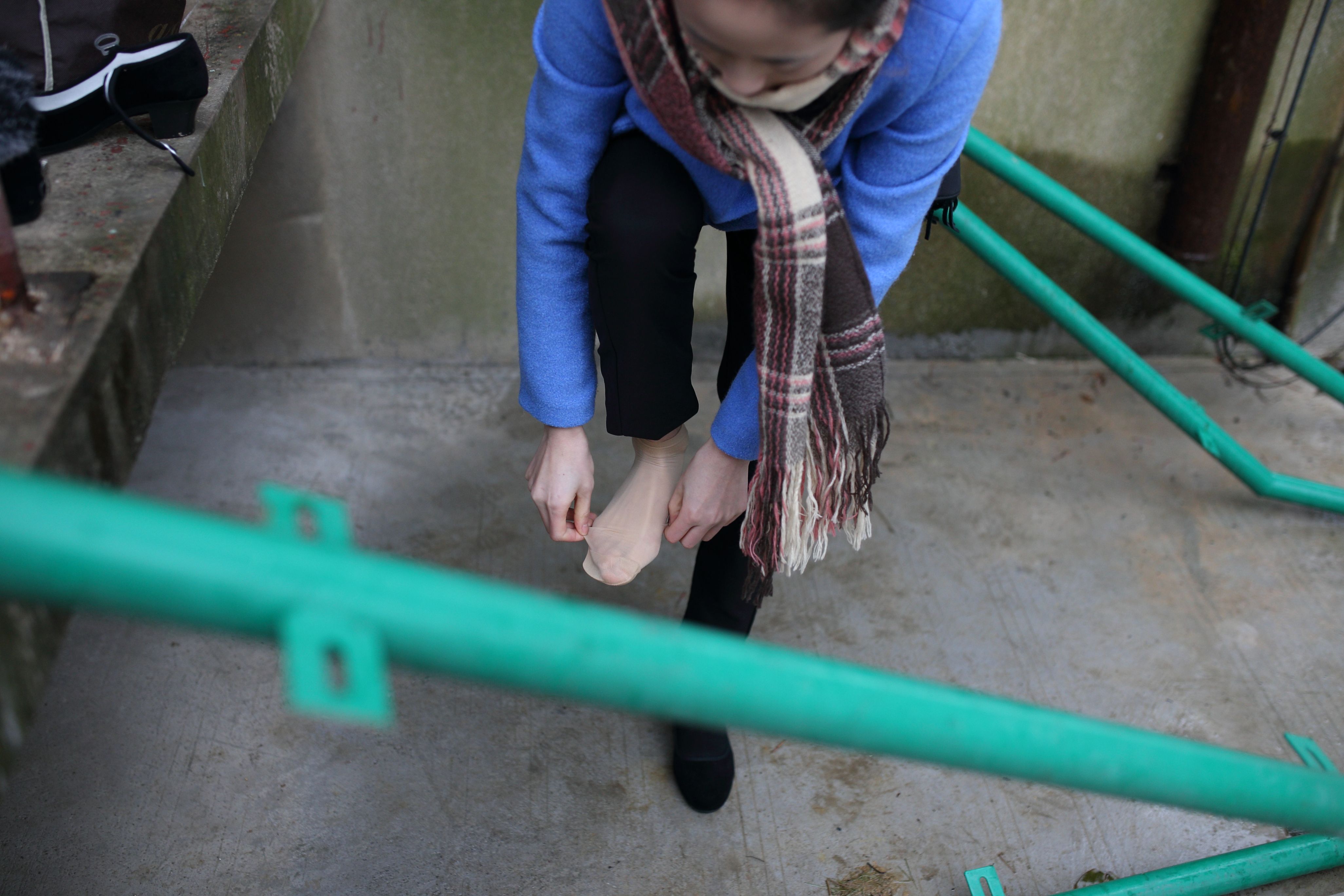 《蓝衣少女三款丝袜脱袜过程》作品图