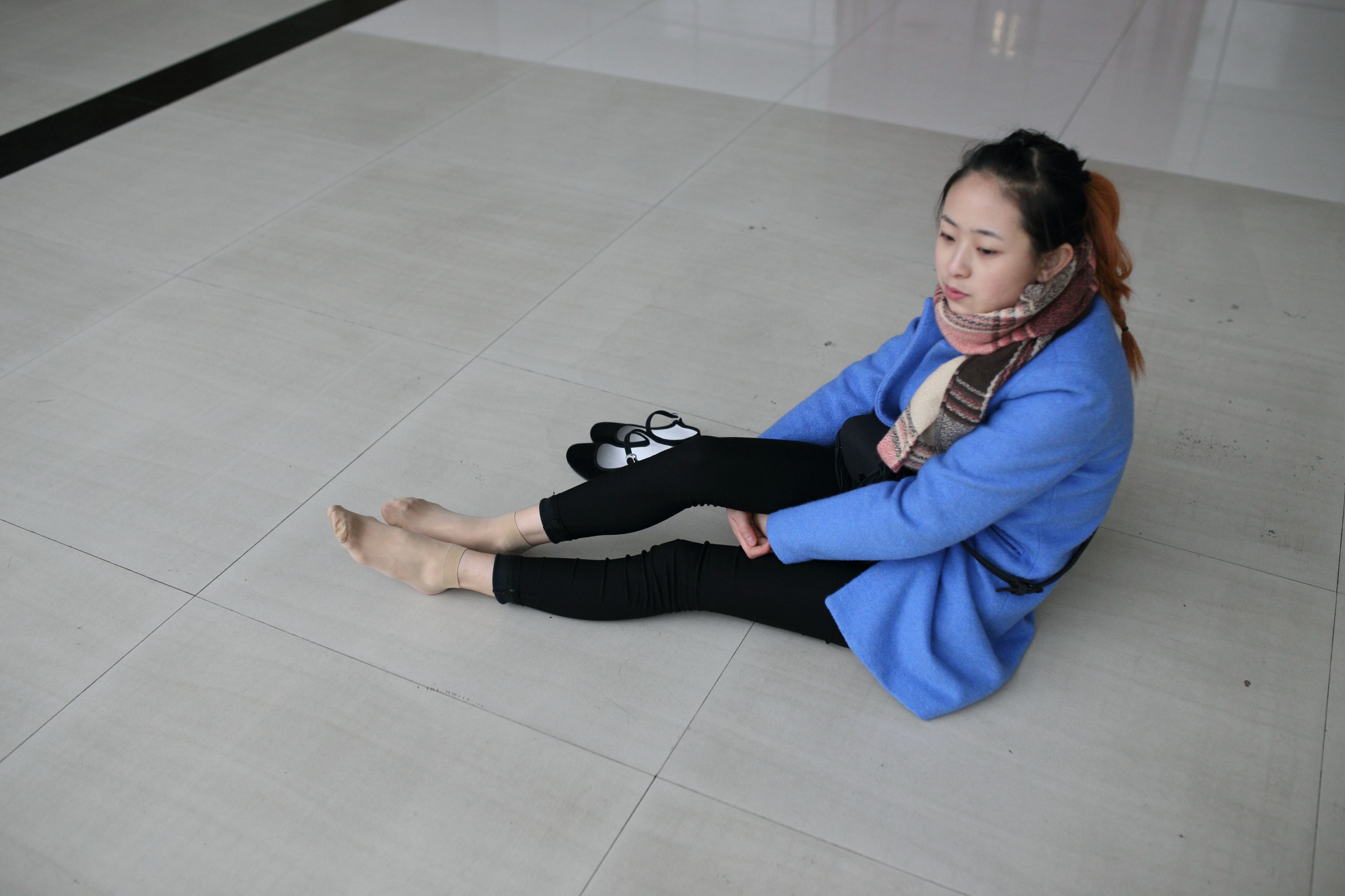 《蓝衣少女三款丝袜脱袜过程》作品图