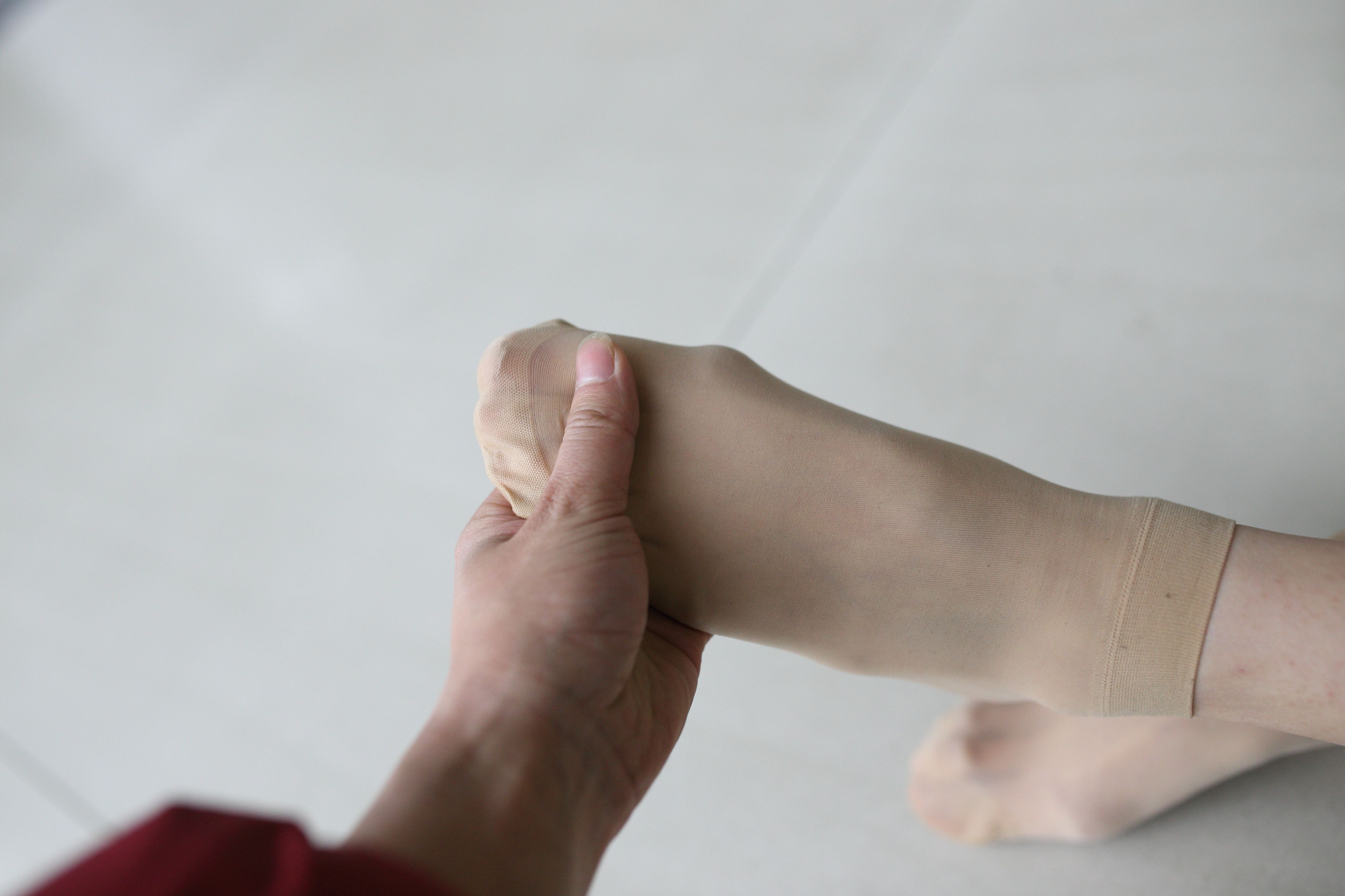 《蓝衣少女三款丝袜脱袜过程》作品图