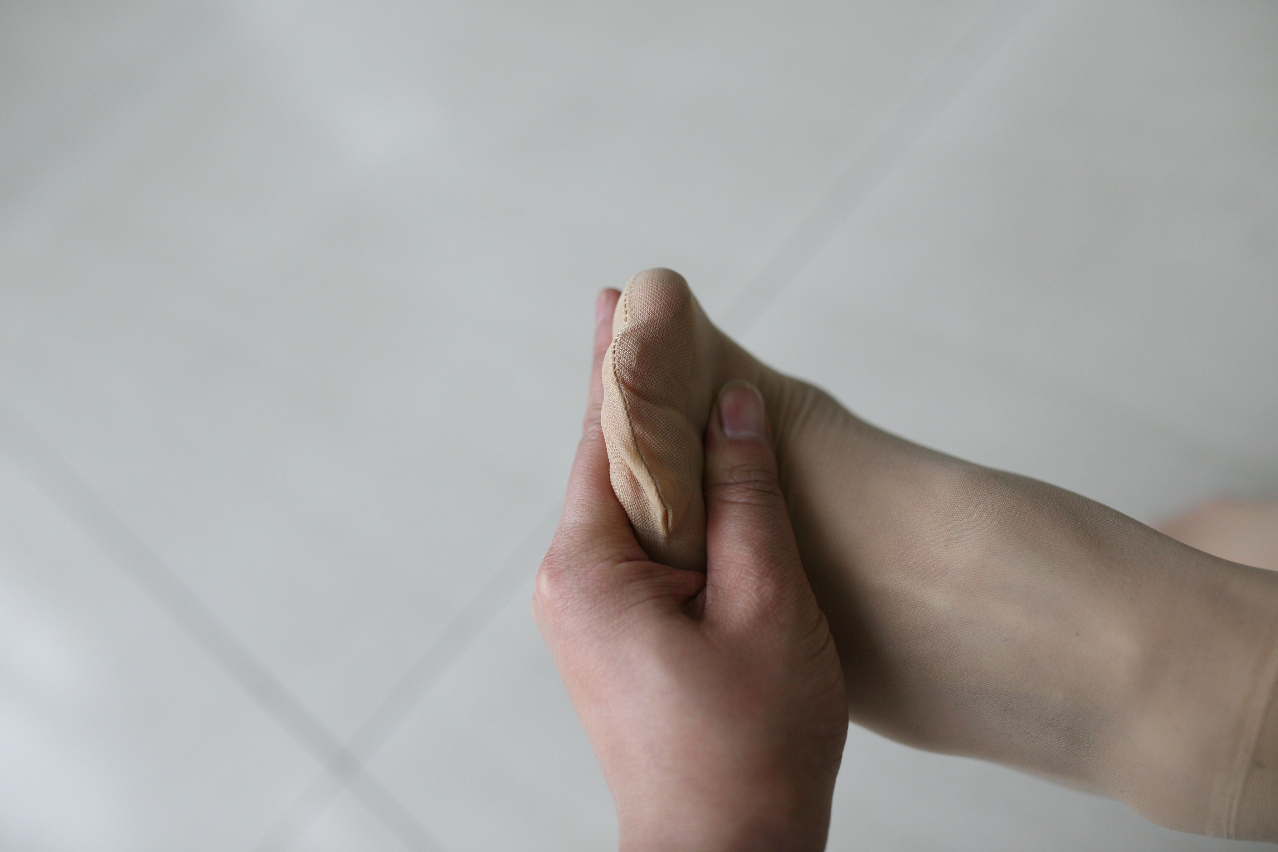 《蓝衣少女三款丝袜脱袜过程》作品图