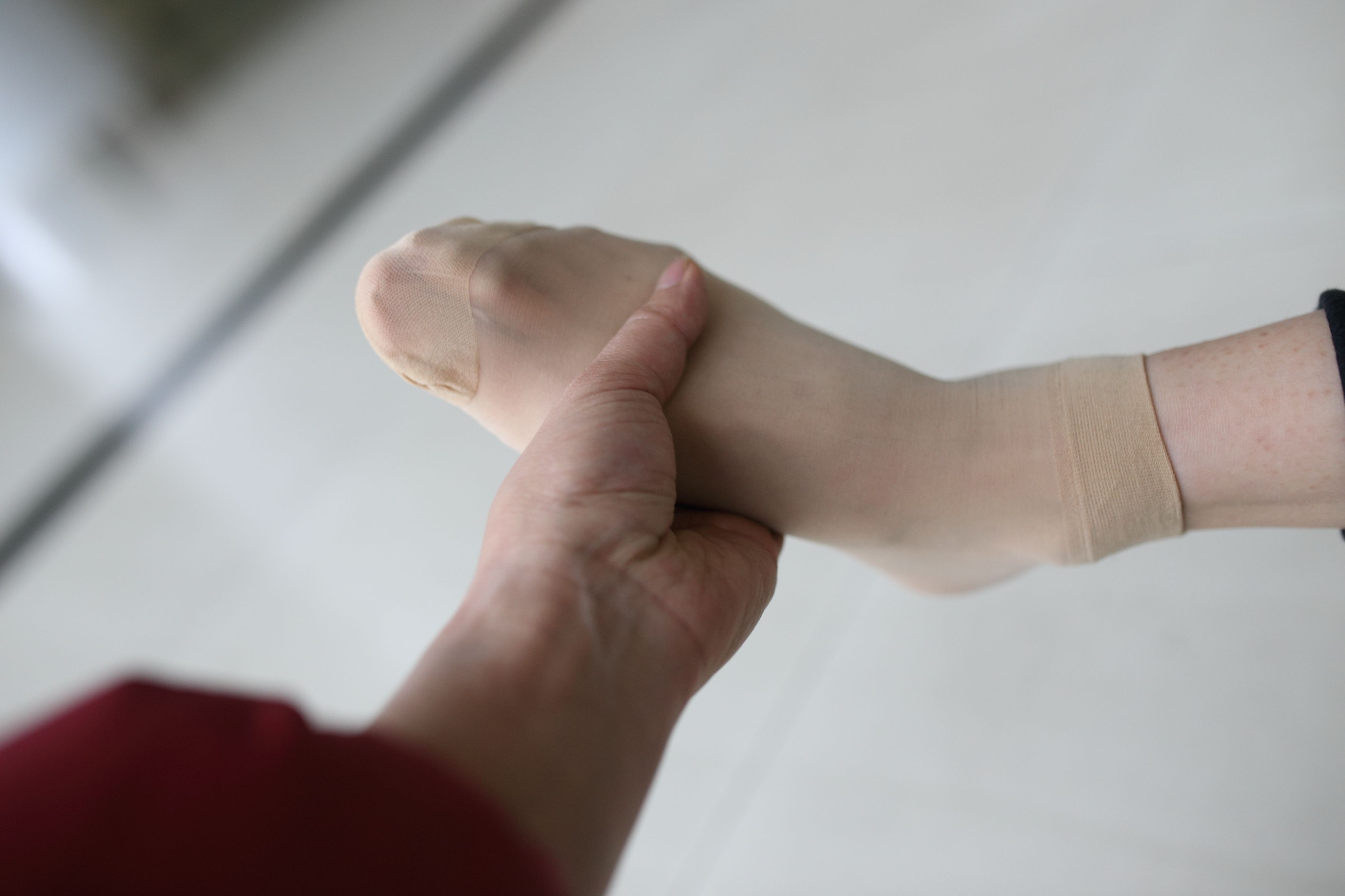 《蓝衣少女三款丝袜脱袜过程》作品图