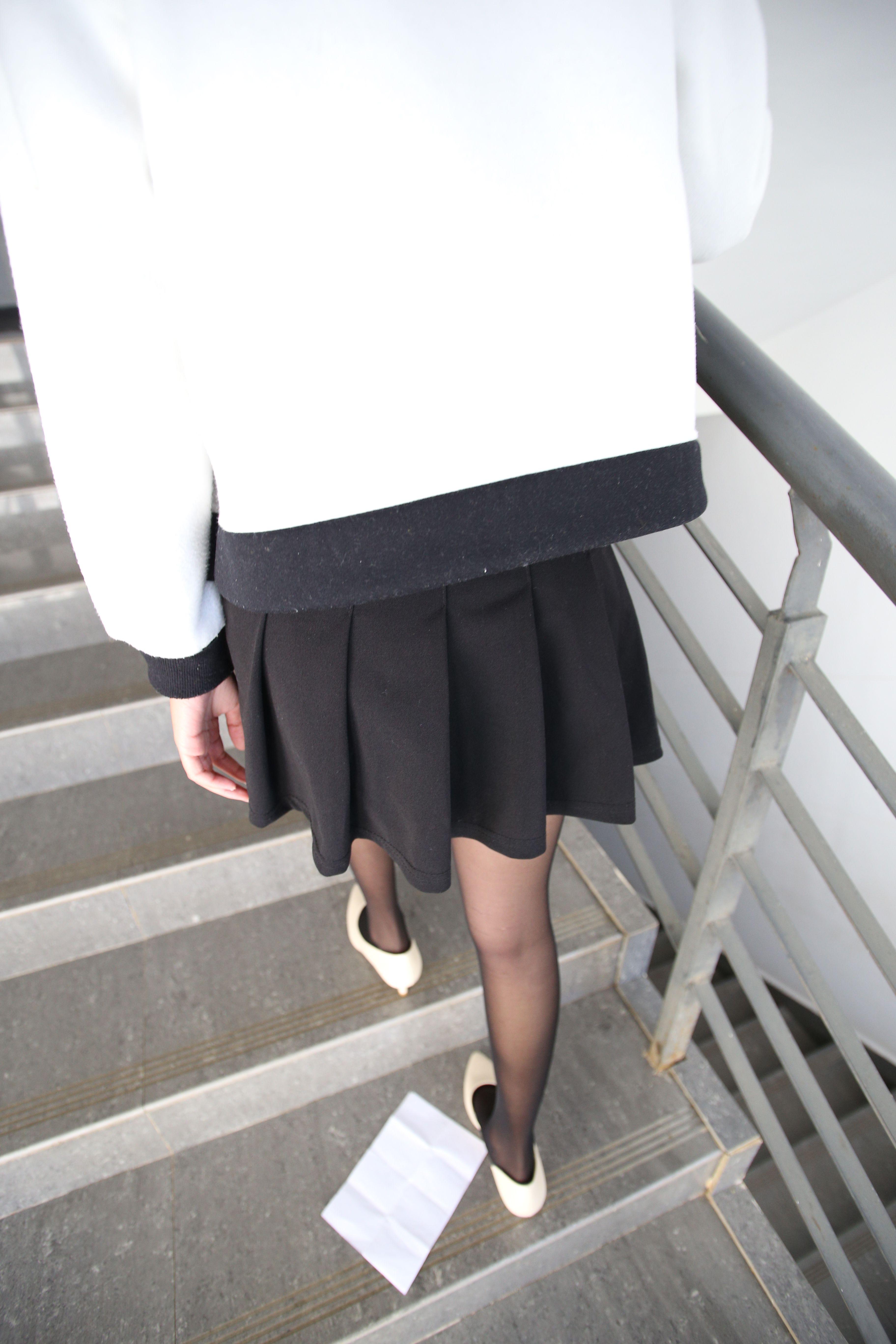 《楼道搭讪高跟黑丝脚丫》作品图