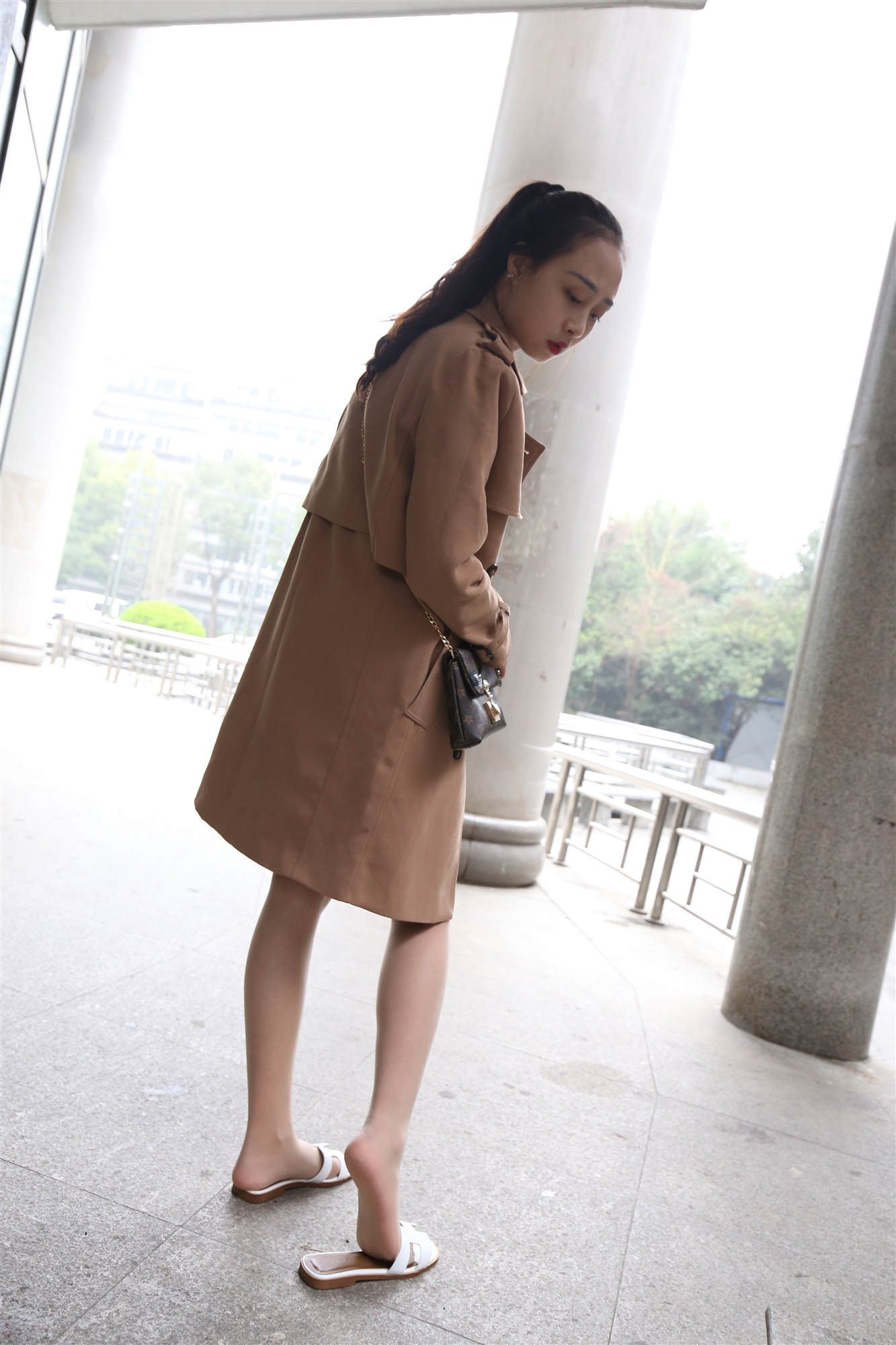 《凉拖棕长丝袜脚丫》作品图