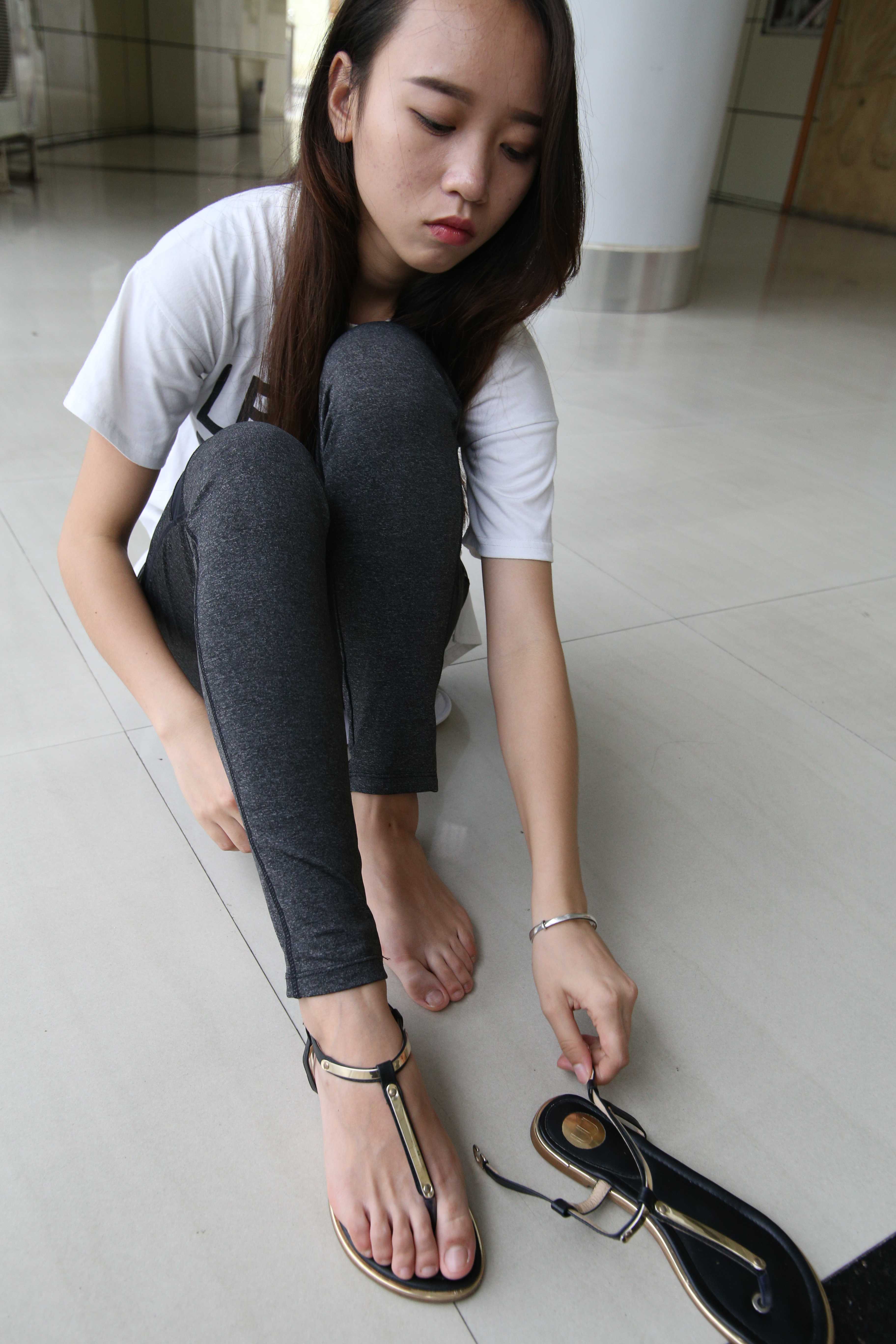 《白T恤凉拖脚丫の丝袜脚》作品图