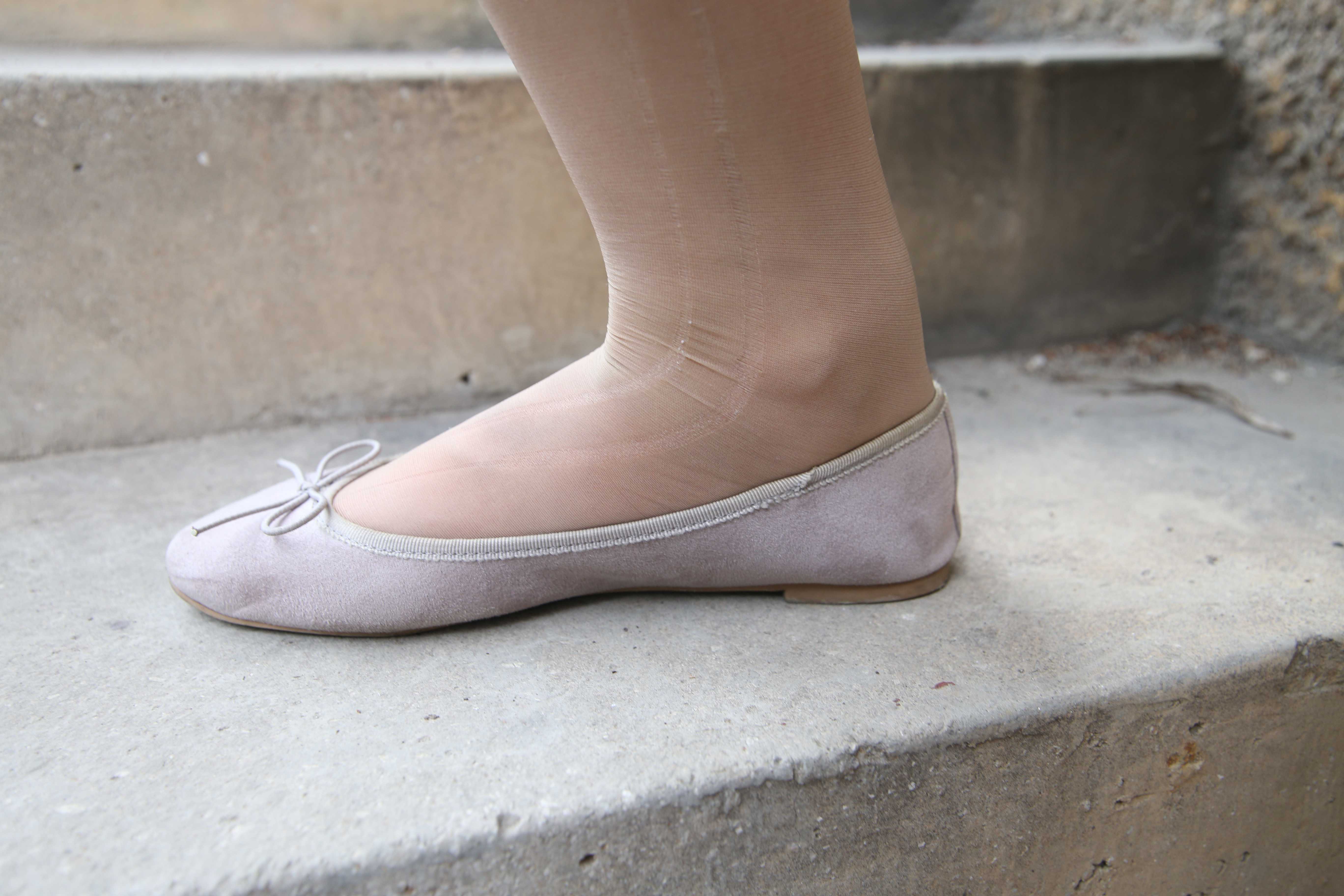 《连衣裙肉丝袜脱穿全过程》作品图