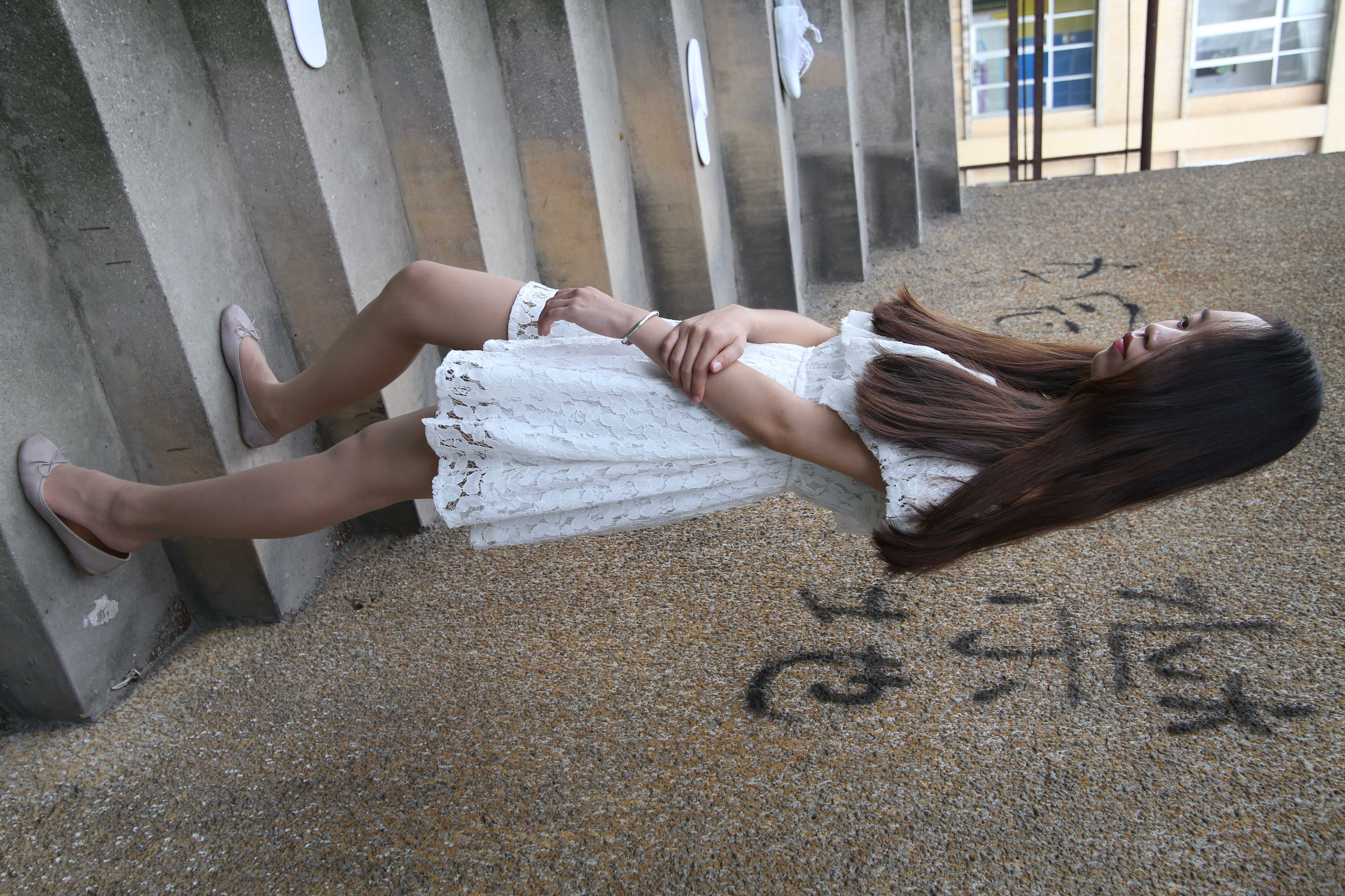 《连衣裙肉丝袜脱穿全过程》作品图