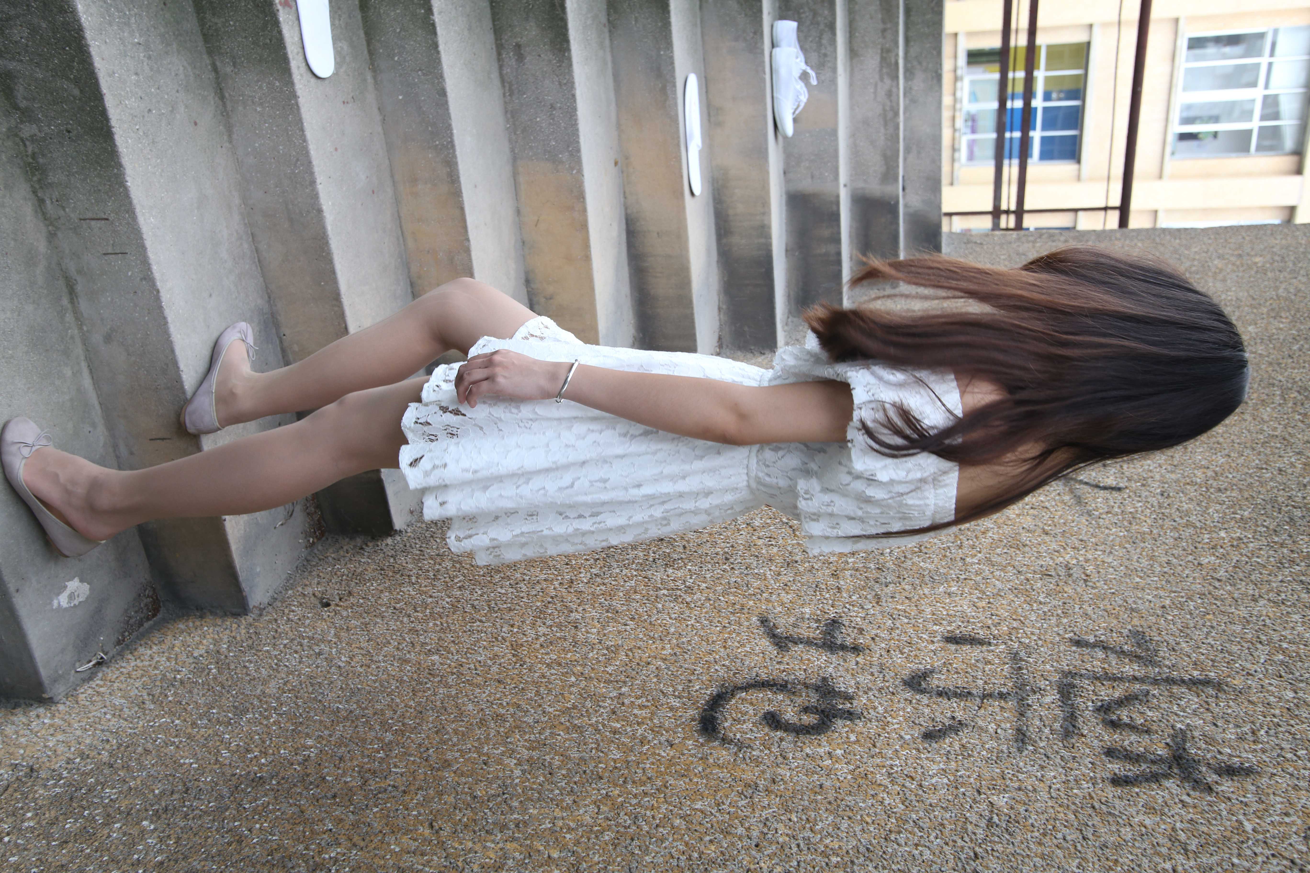 《连衣裙肉丝袜脱穿全过程》作品图