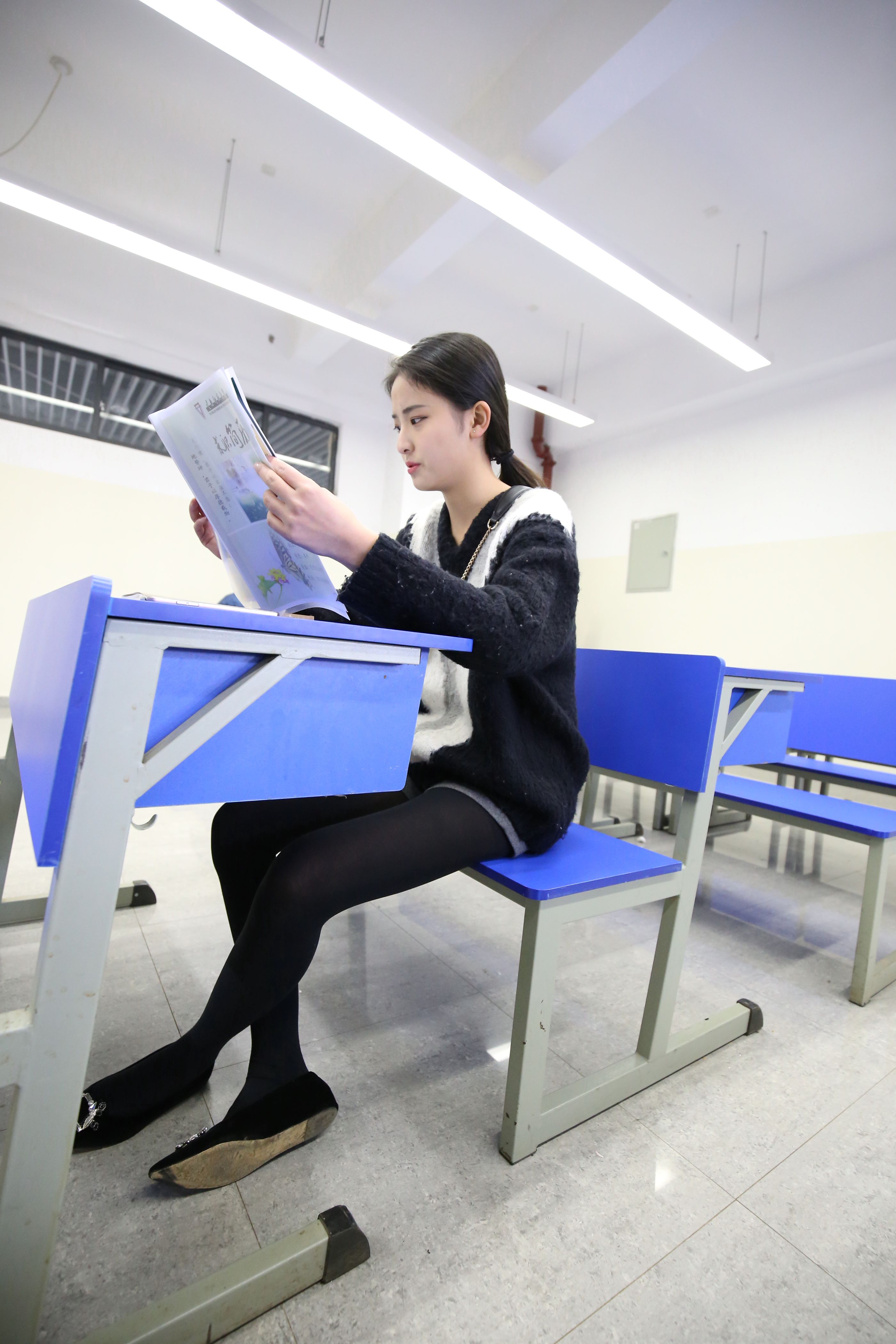 《放课の后长黑丝脚丫》作品图