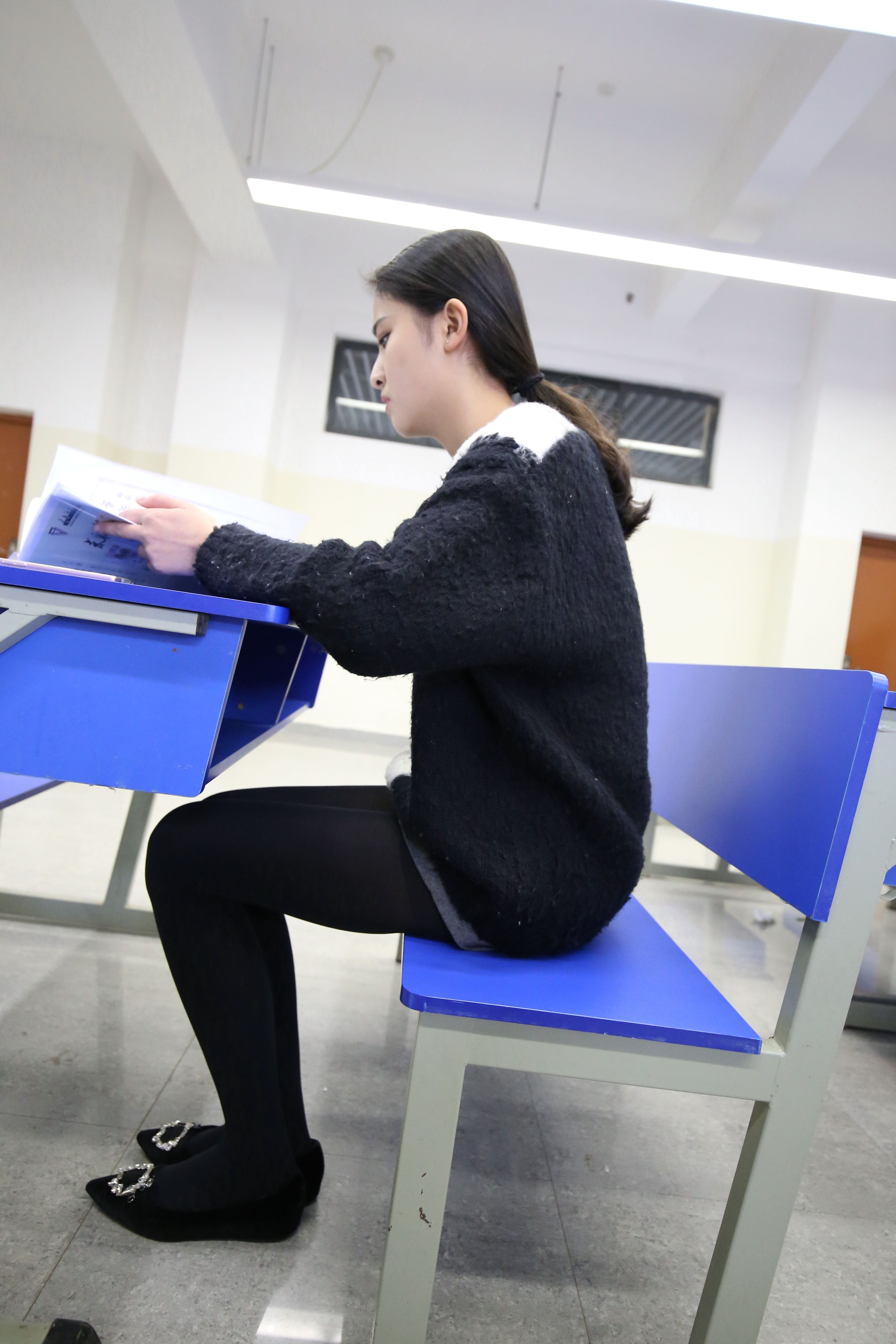 《放课の后长黑丝脚丫》作品图