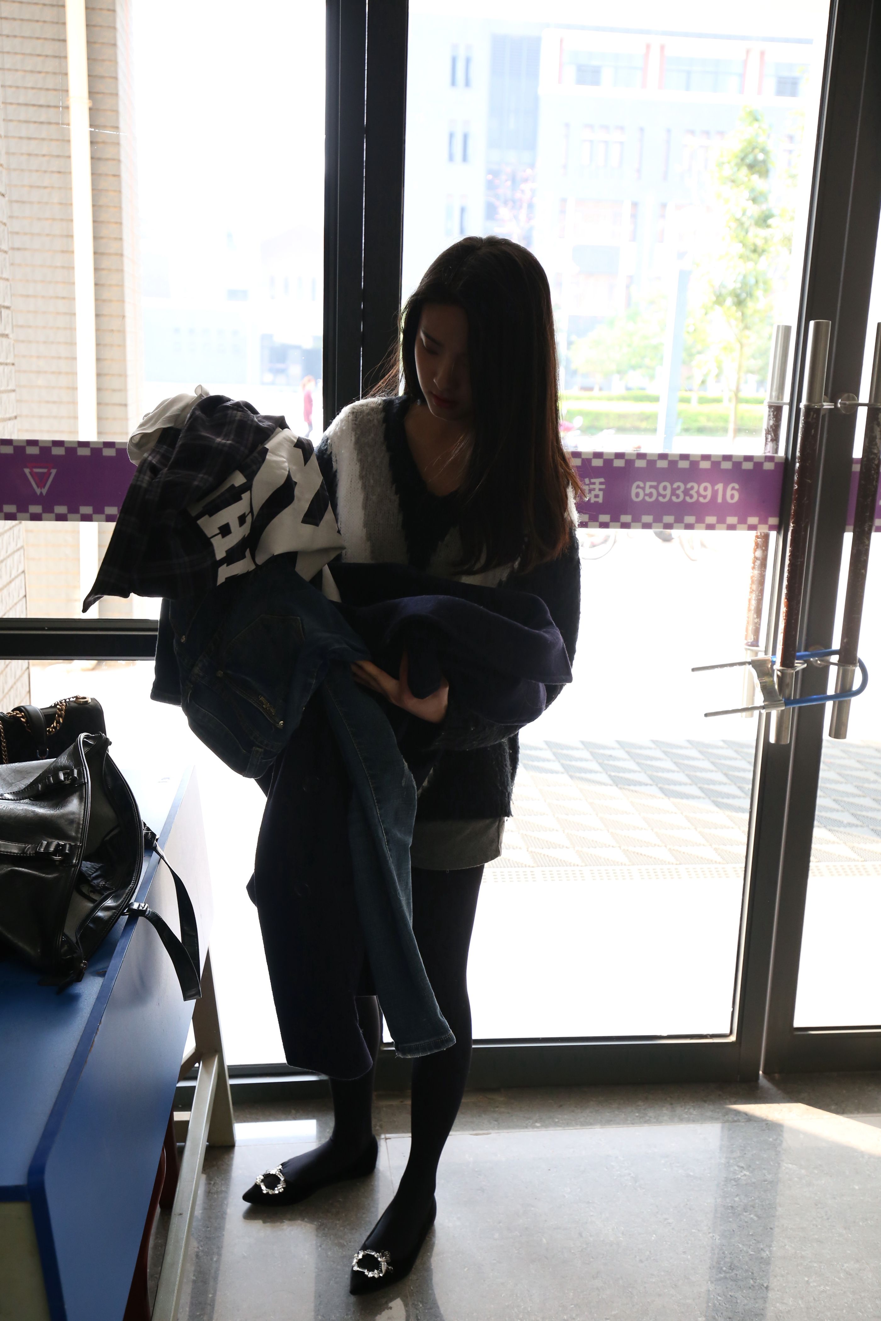 《清纯黑丝脚丫游玩》作品图