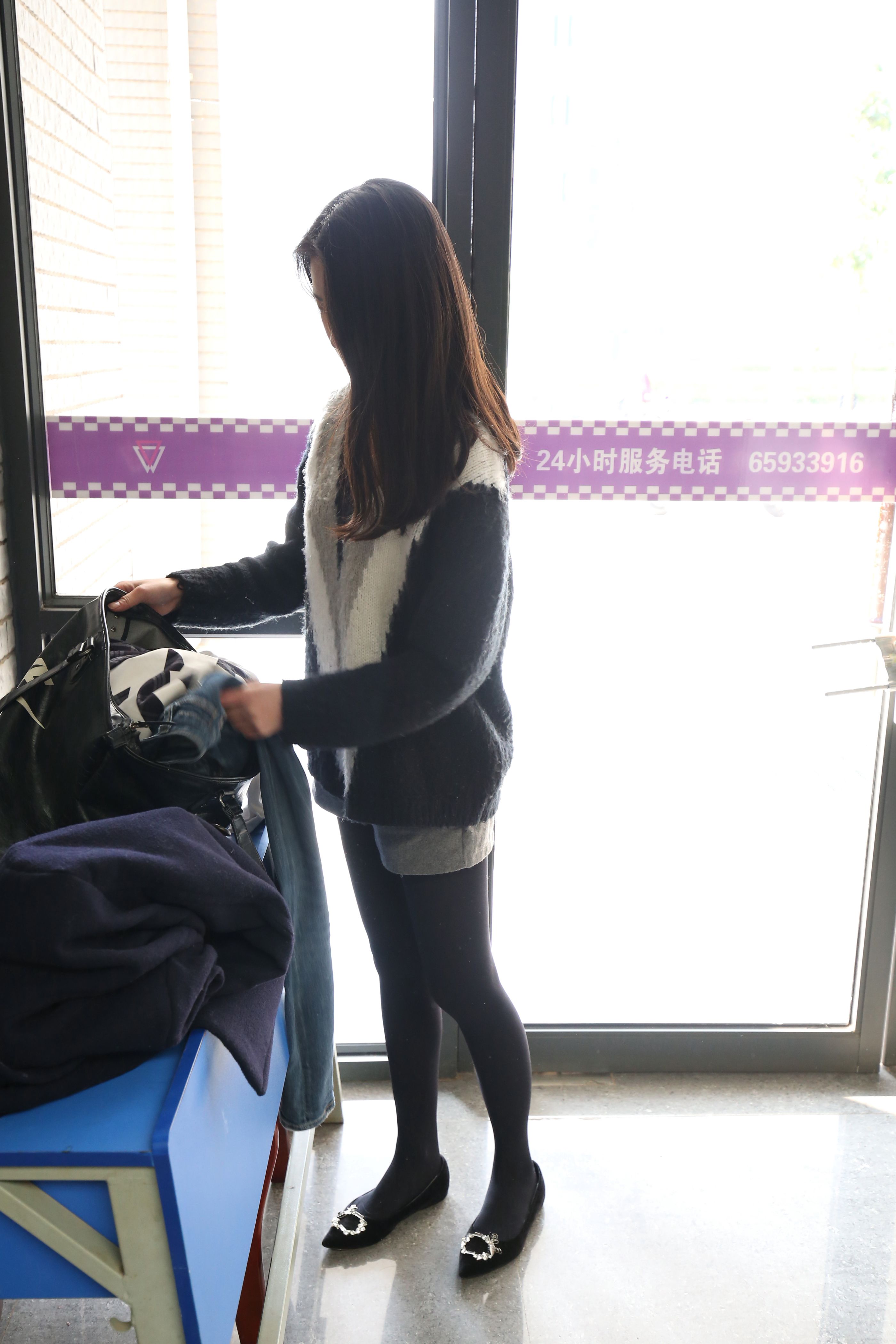 《清纯黑丝脚丫游玩》作品图