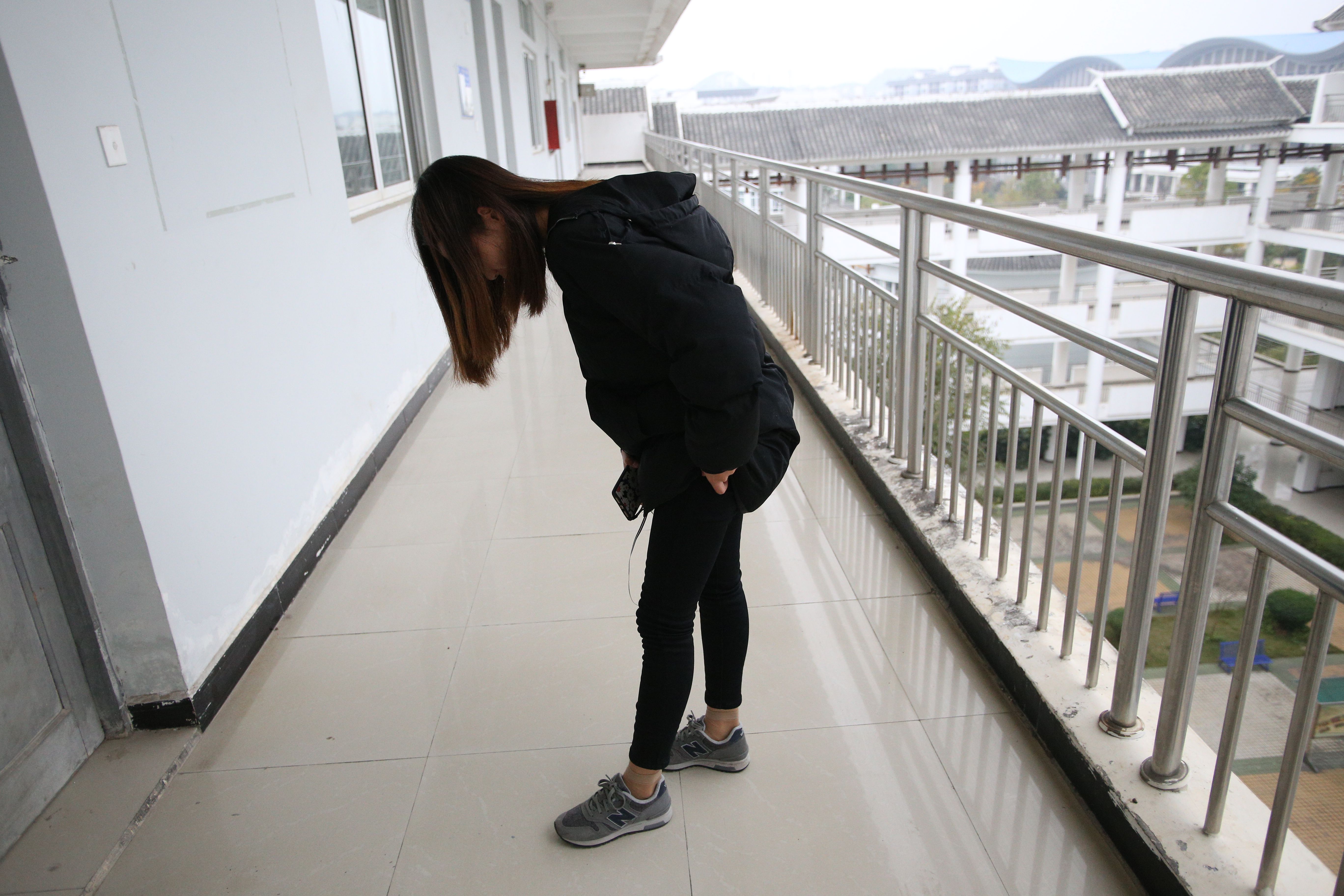 《放假后の教室丝袜脚+视频一部》作品图