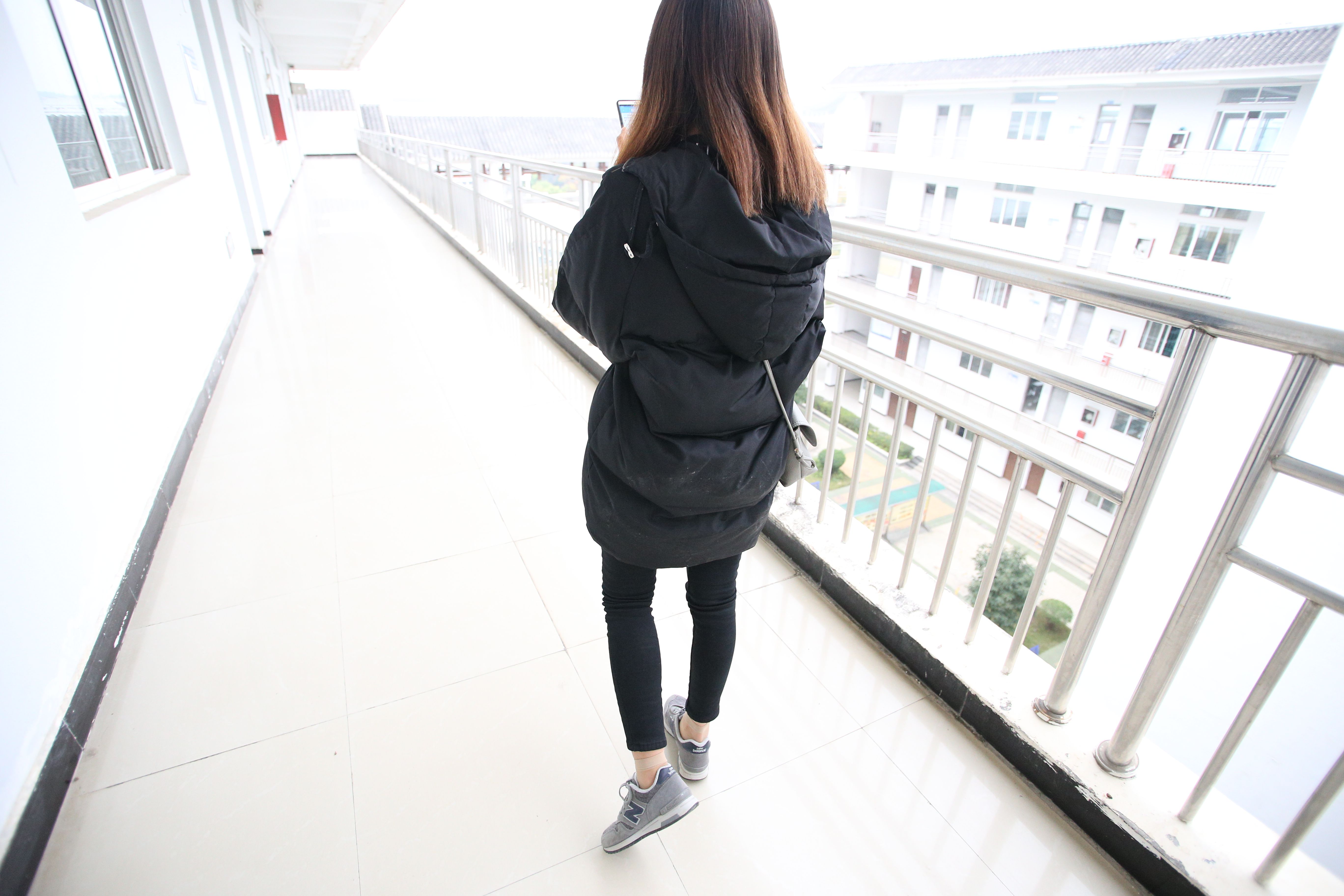 《放假后の教室丝袜脚+视频一部》作品图