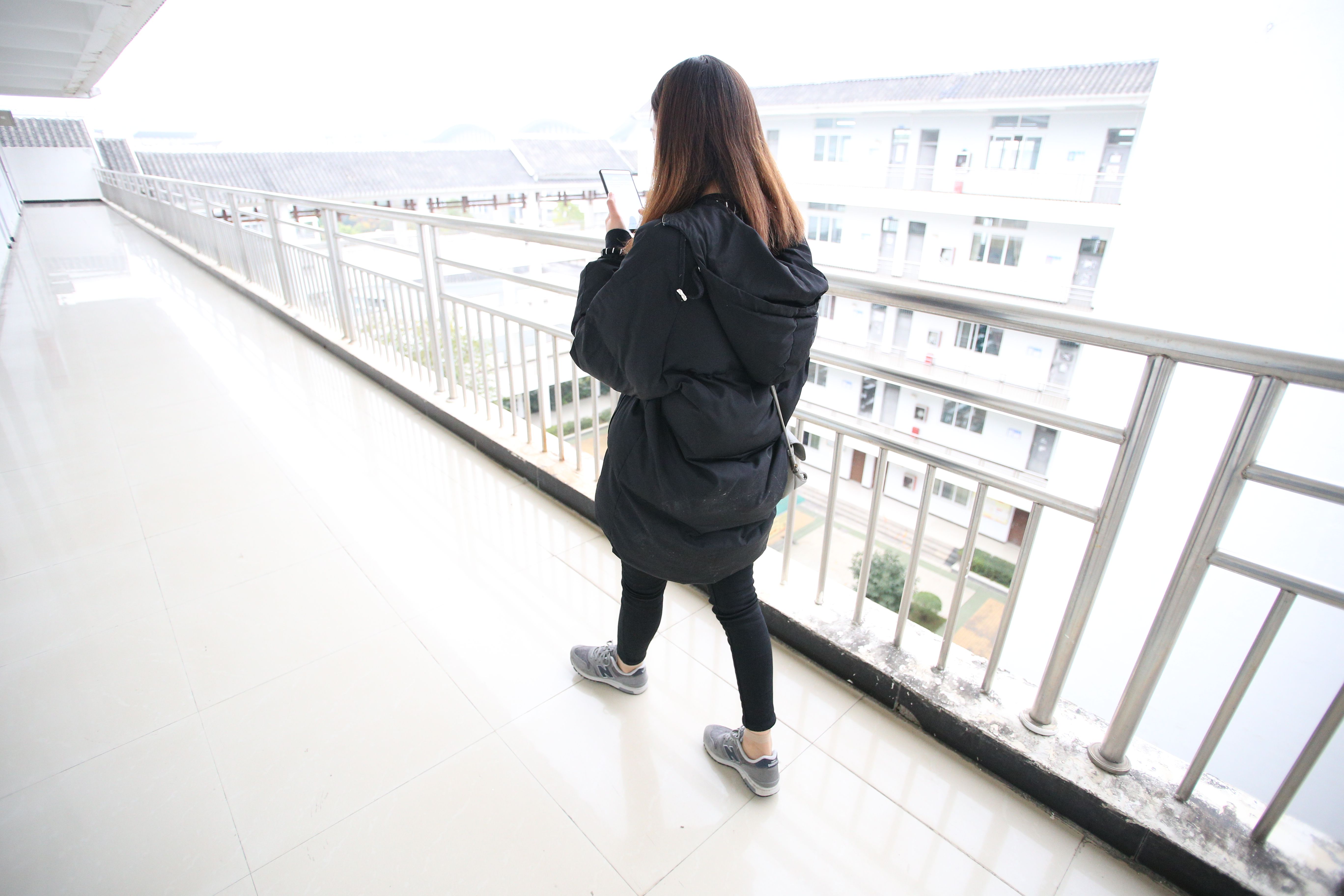 《放假后の教室丝袜脚+视频一部》作品图