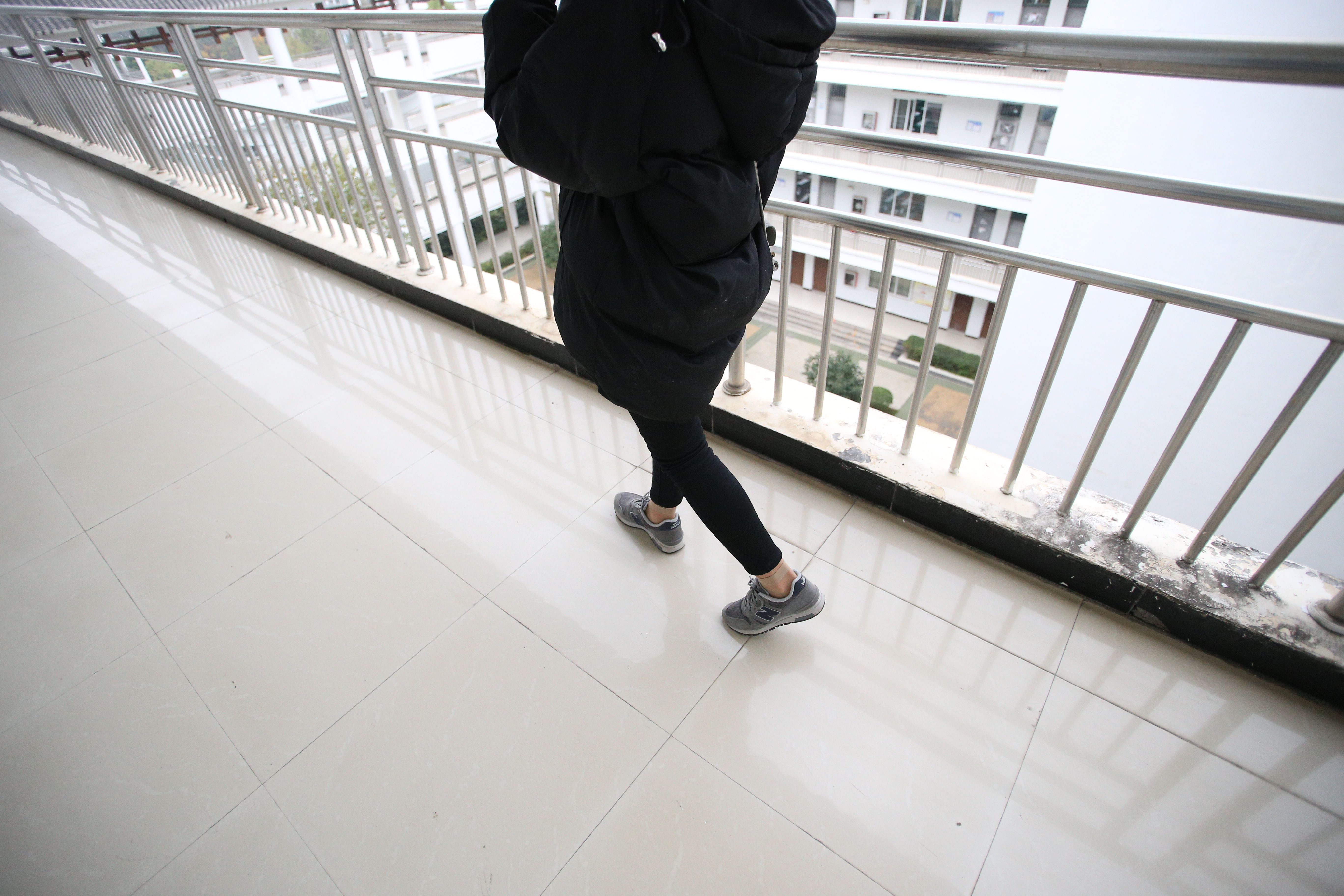 《放假后の教室丝袜脚+视频一部》作品图