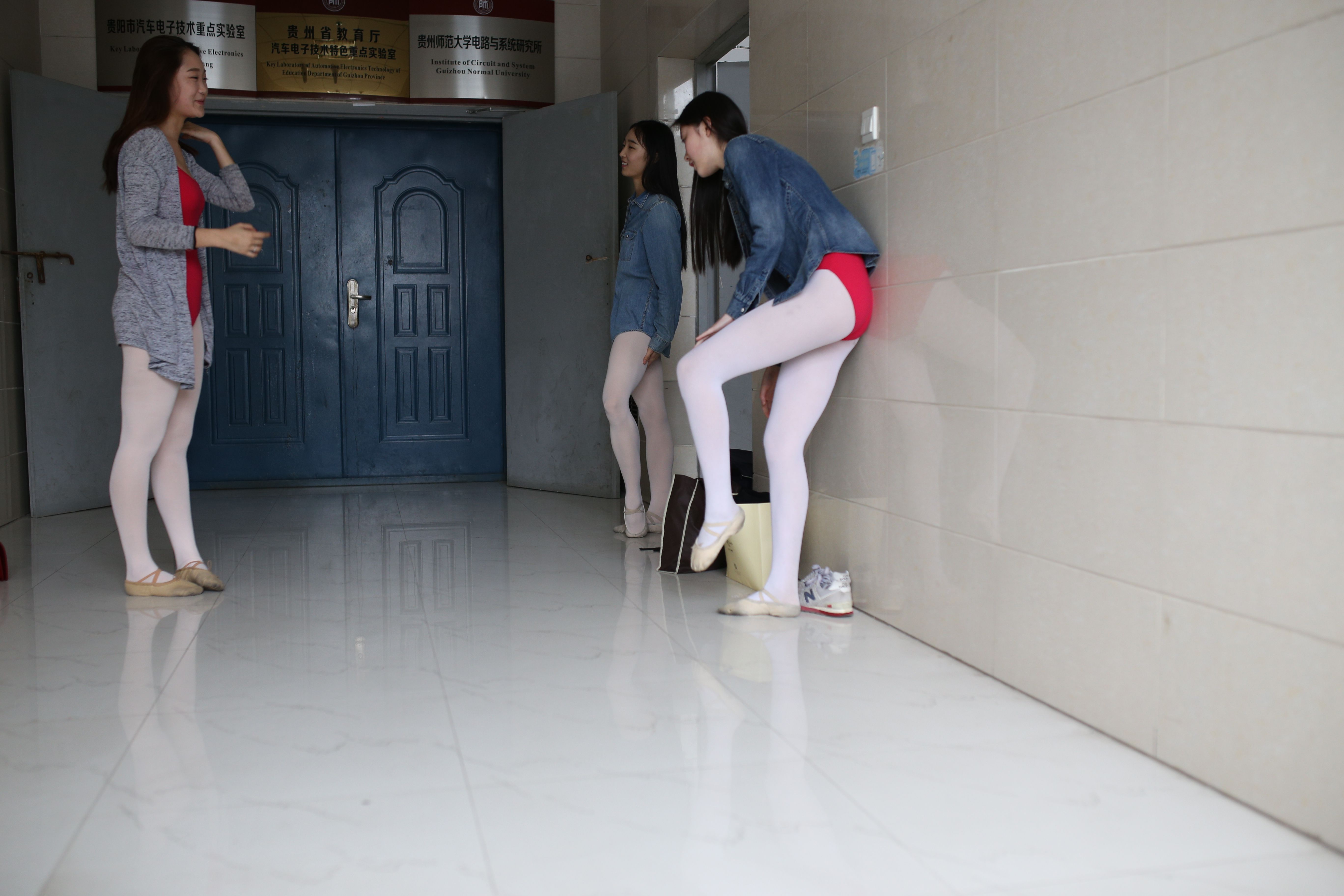 《红衣舞蹈三姐妹》作品图