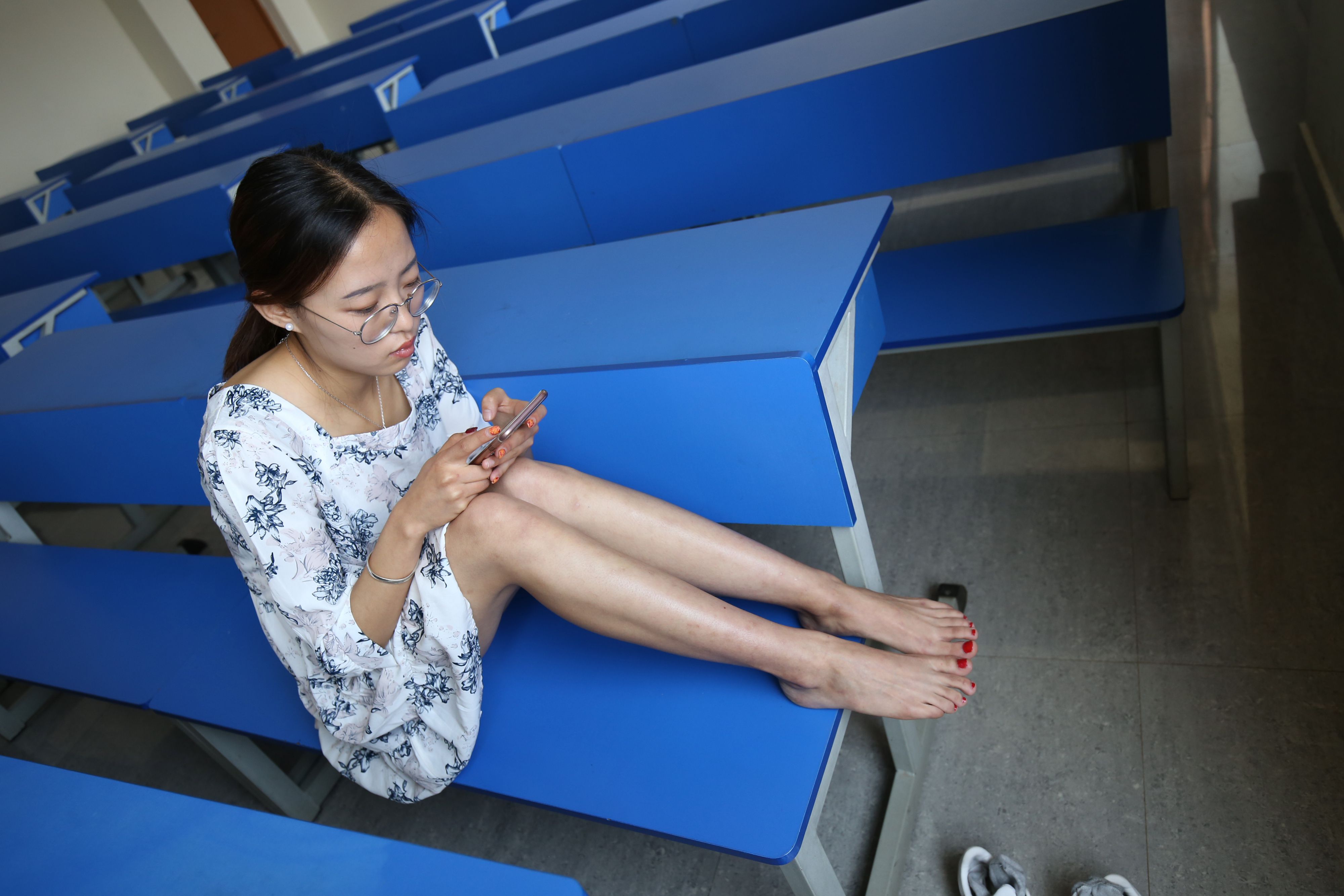 《四眼学妹裸足の丝袜脚丫+视频一部》作品图